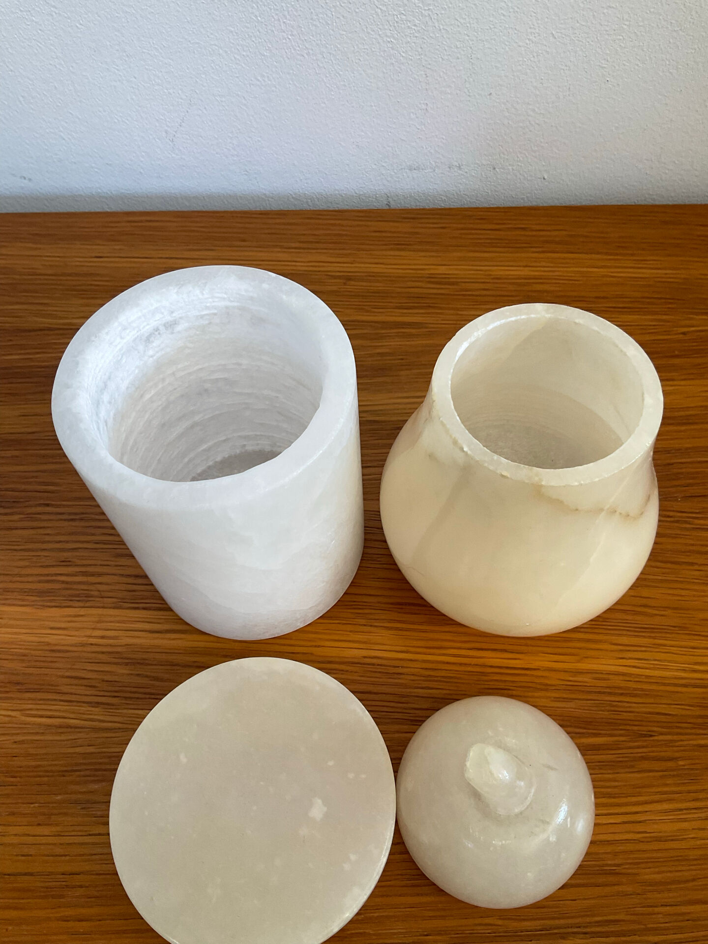 Duo de boîtes, bonbonnières vintage en albâtre
