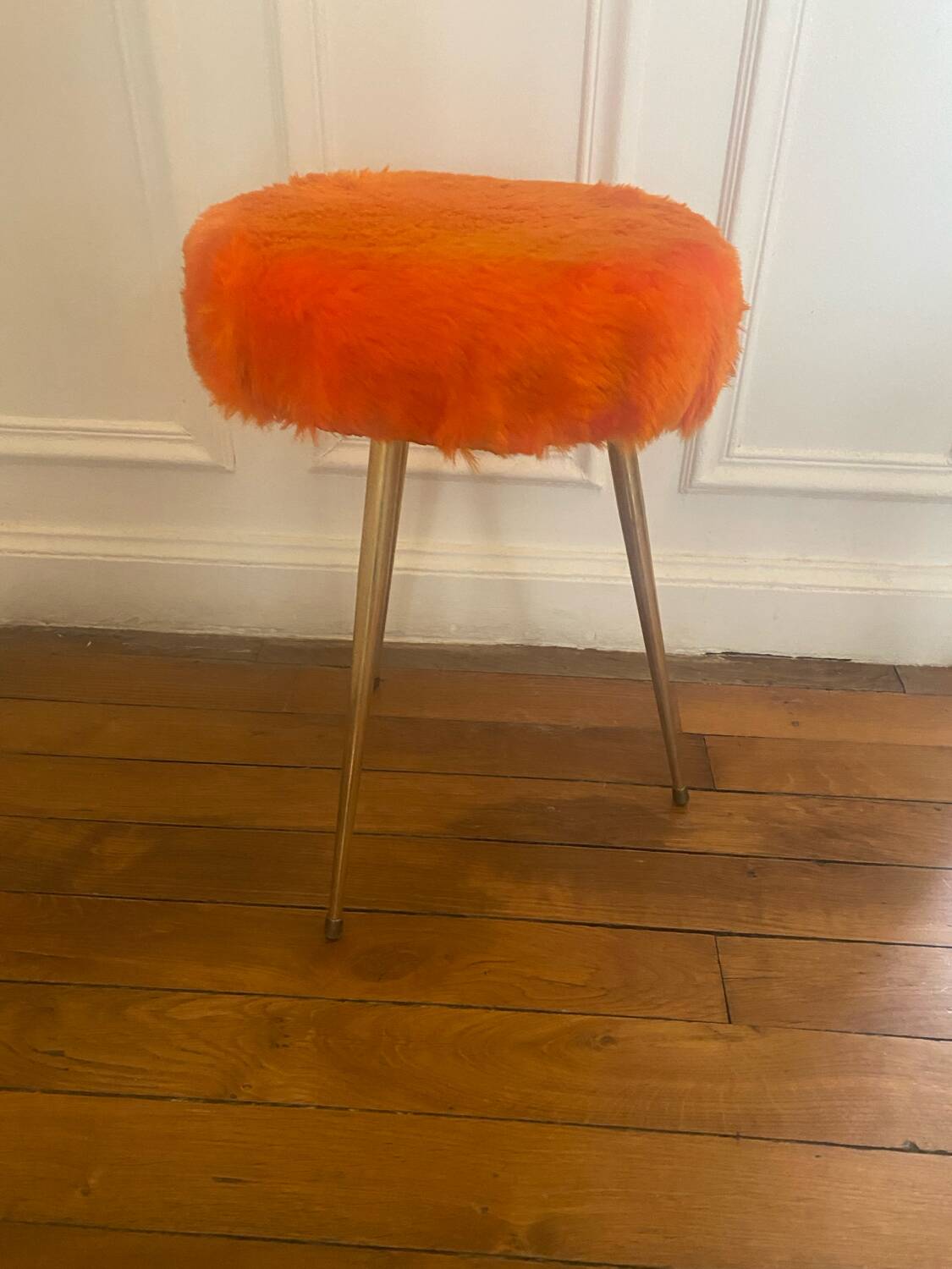 Pelefran orange fur stool