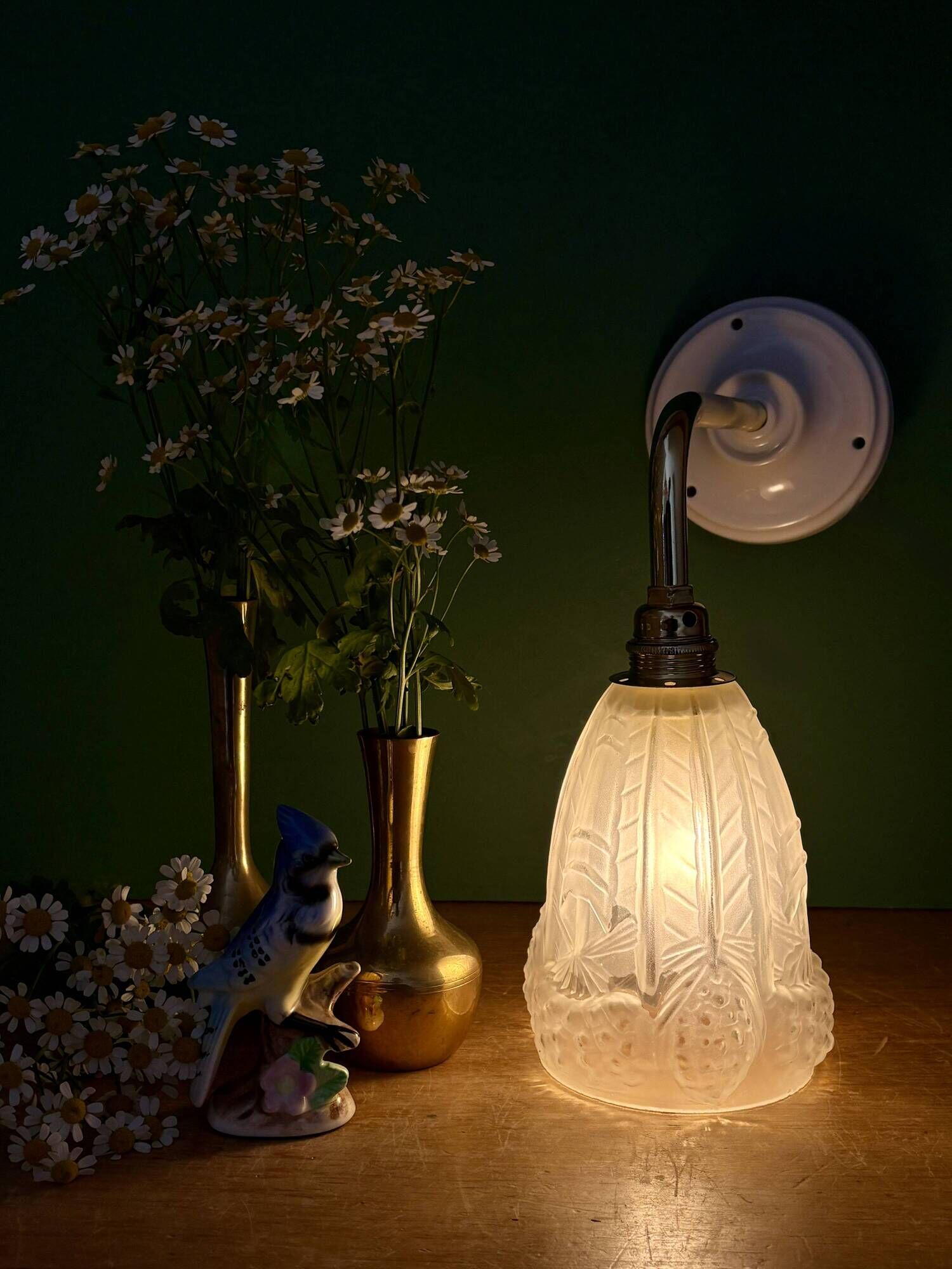 Curved tulip vintage Art Deco wall light in frosted glass