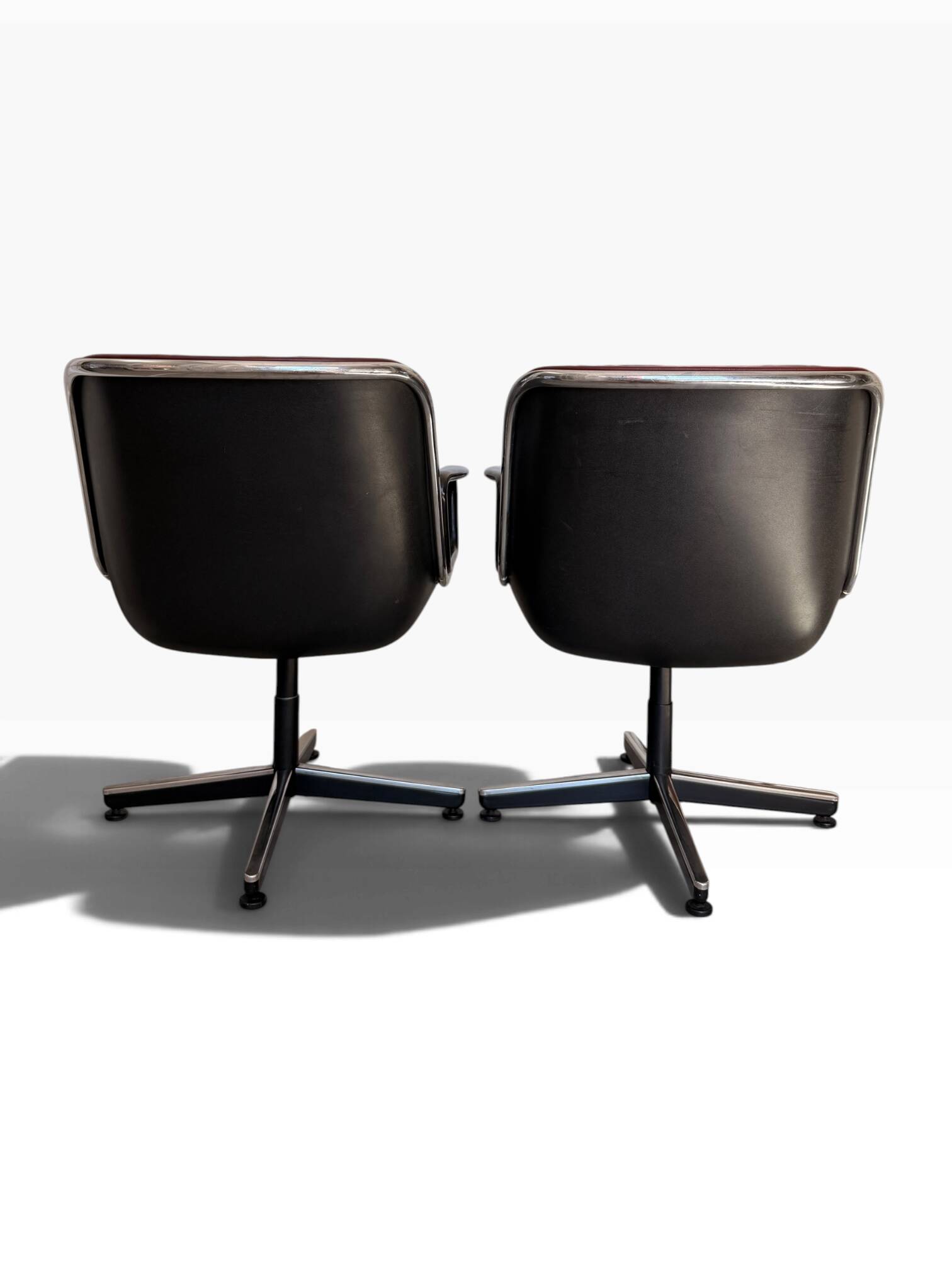 Charles Pollock paire de fauteuils Executive Knoll cuir bordeaux 1970