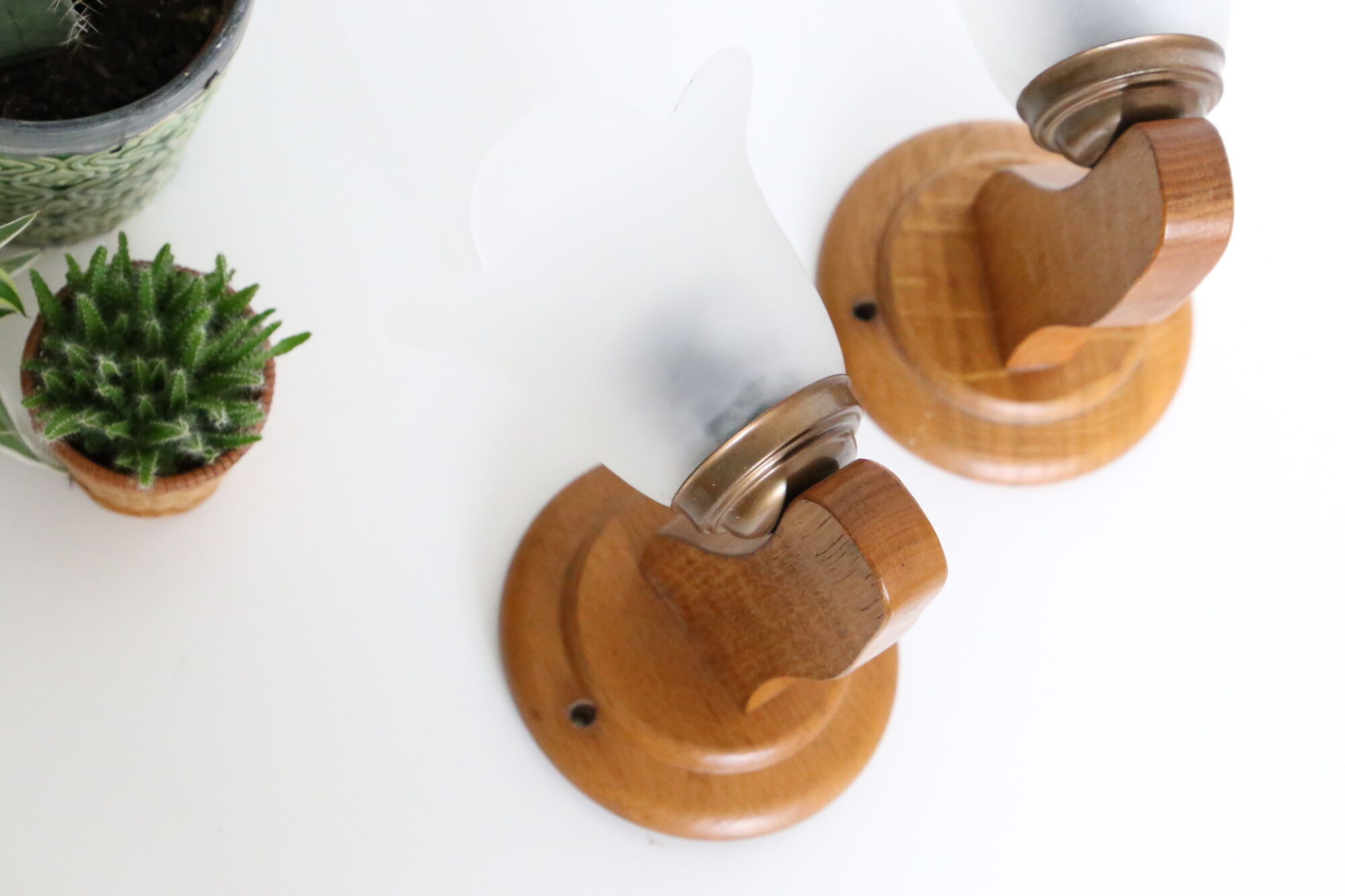 Duo of wooden appliques and tulip globe in scrambled glass, based on brass