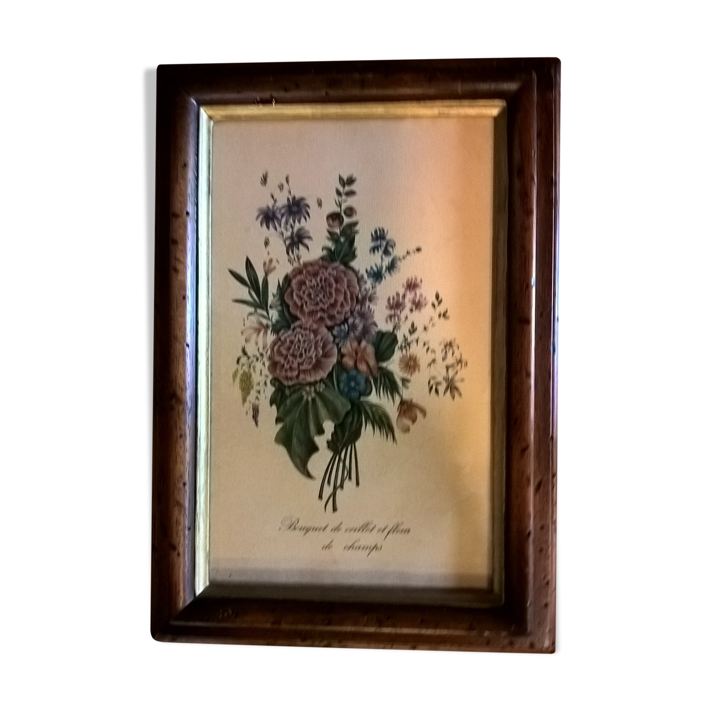 Wooden frame representing a romantic bouquet