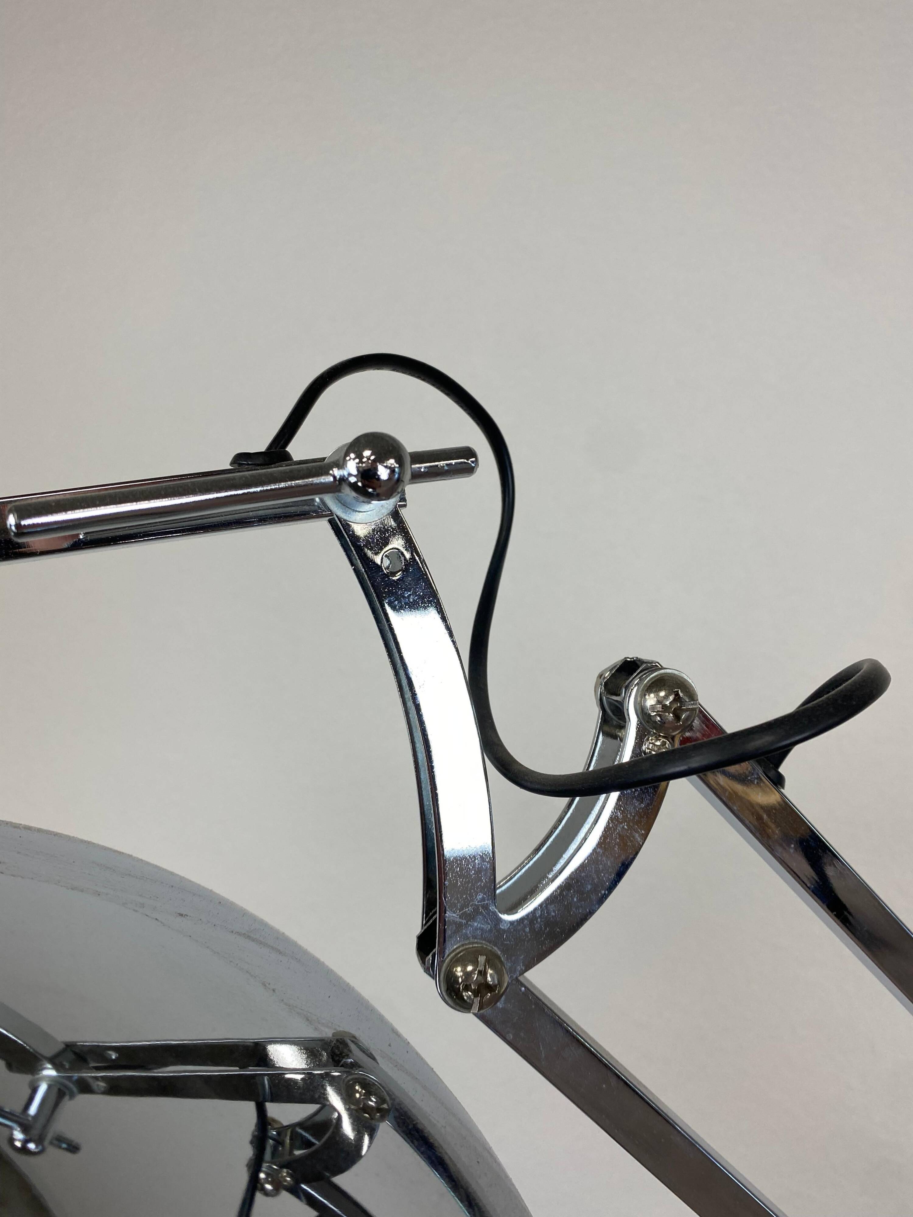 Lampe sur pied en chrome de style industriel