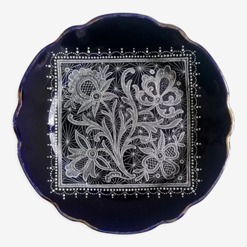 Old enamelled plate lace decoration