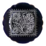 Assiette ancienne émaillée décor en dentelle