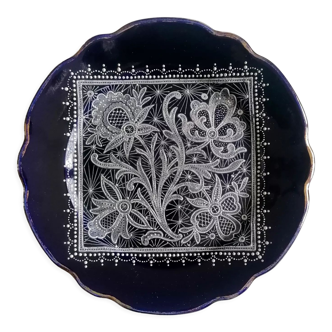 Old enamelled plate lace decoration