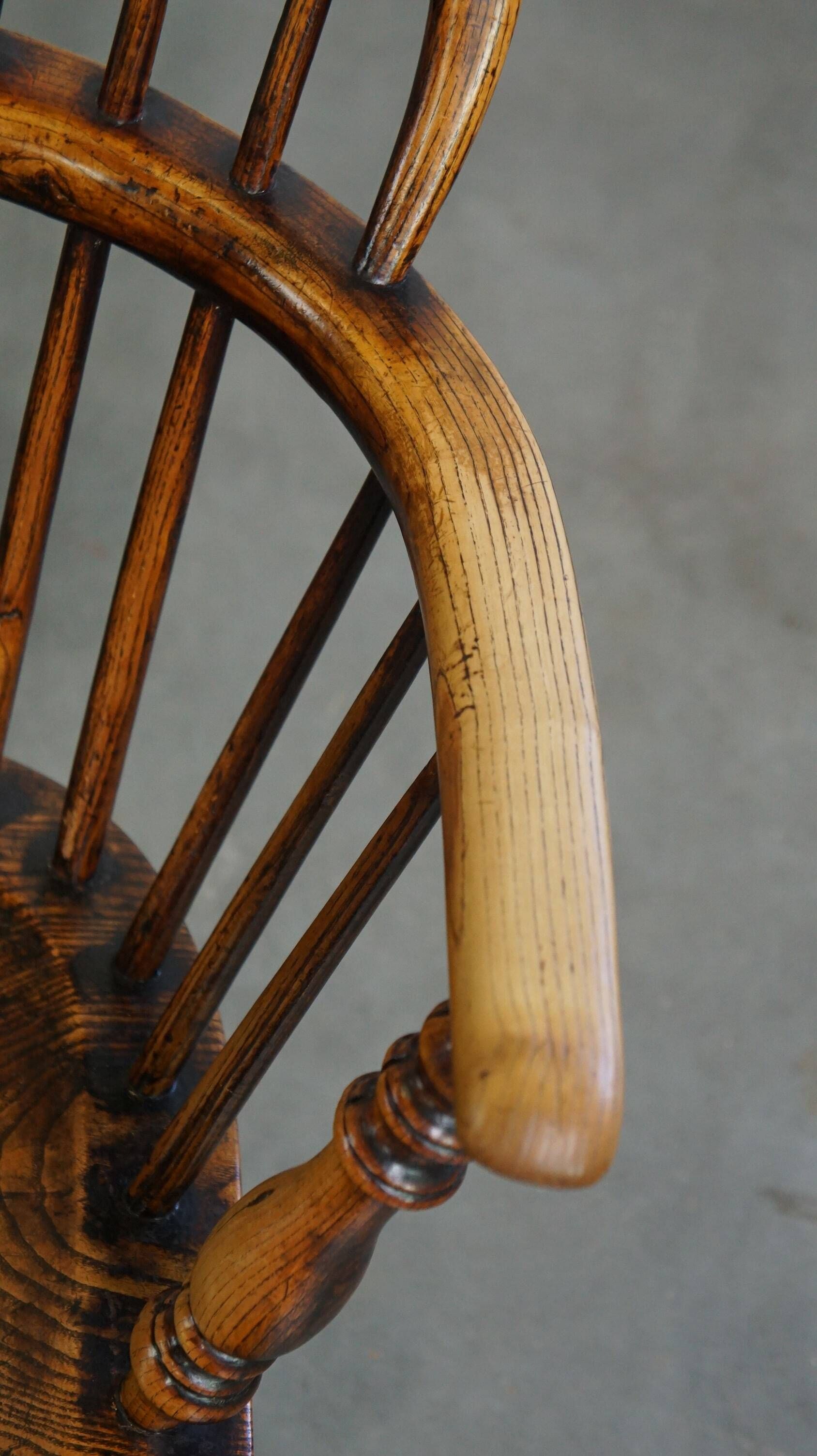Set of 2 beautiful antique 18th-century English lowback Windsor dining chairs