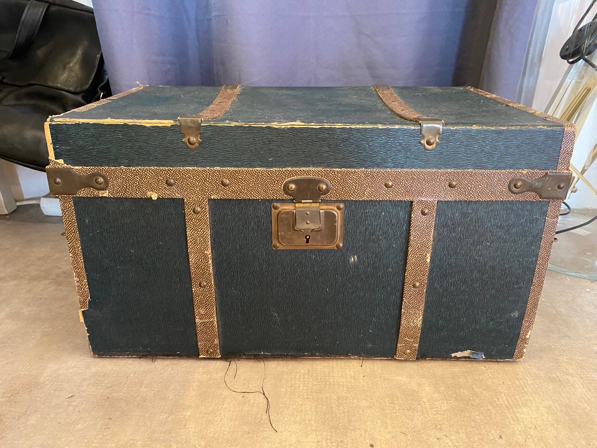 Ancienne malle de voyage pour vêtements coupés début xxème avec tiroirs et anses