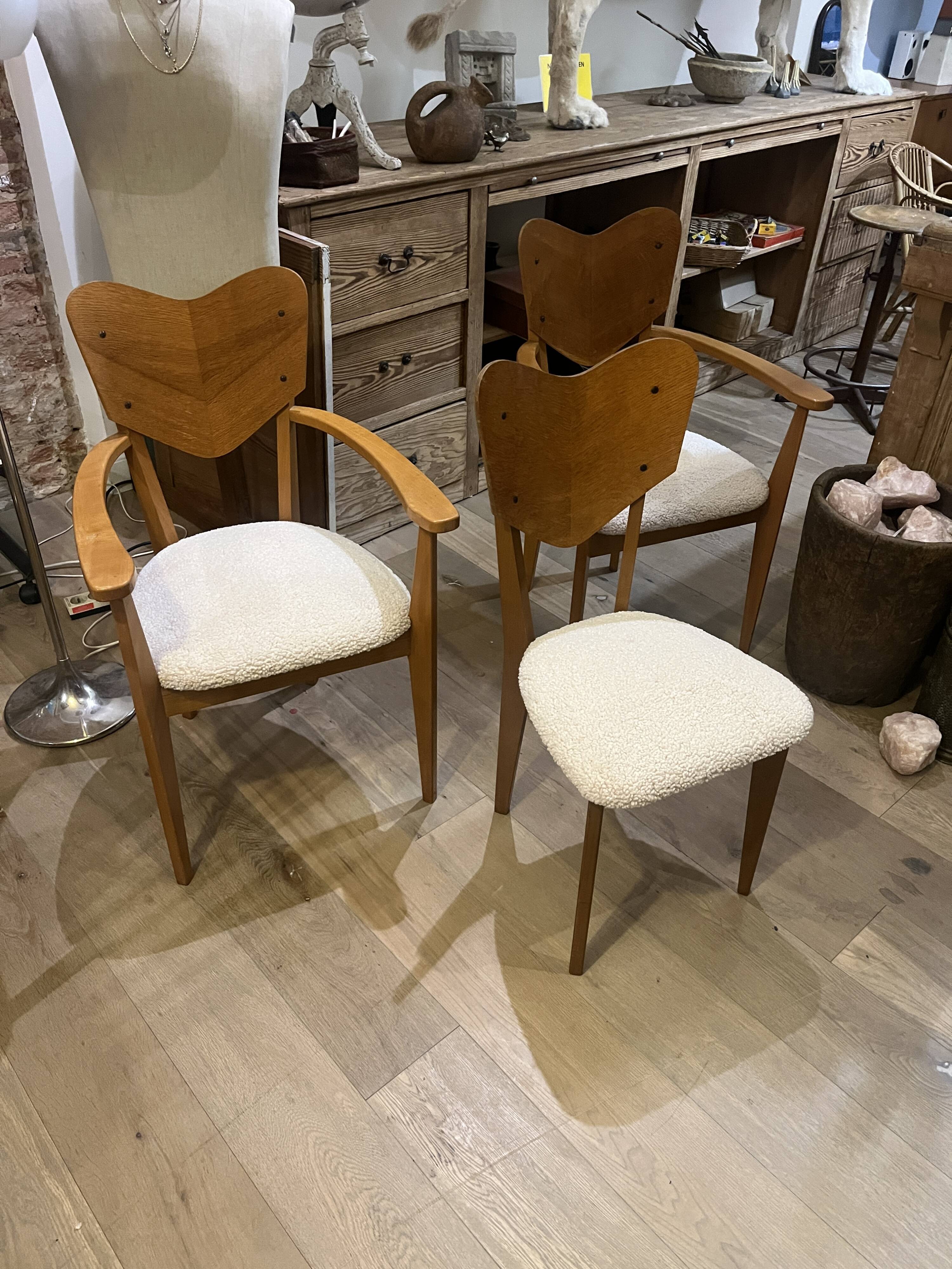 Ensemble de 6 chaises en forme de cœur de René-Jean Caillette, en bois courbé avec revêtement vert et bordeaux