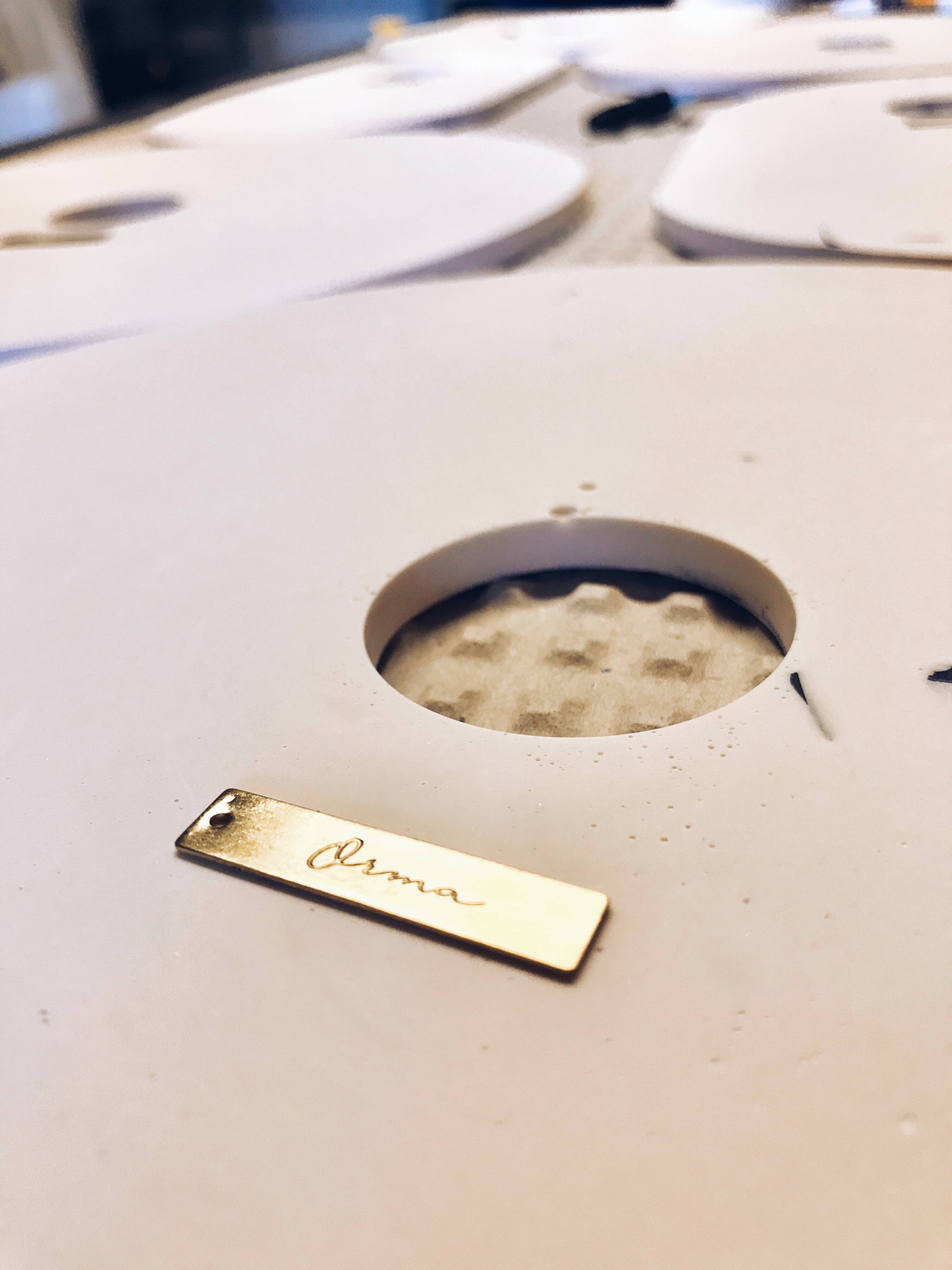 Oval wall light in eco-terrazzo - Ultramarine blue color