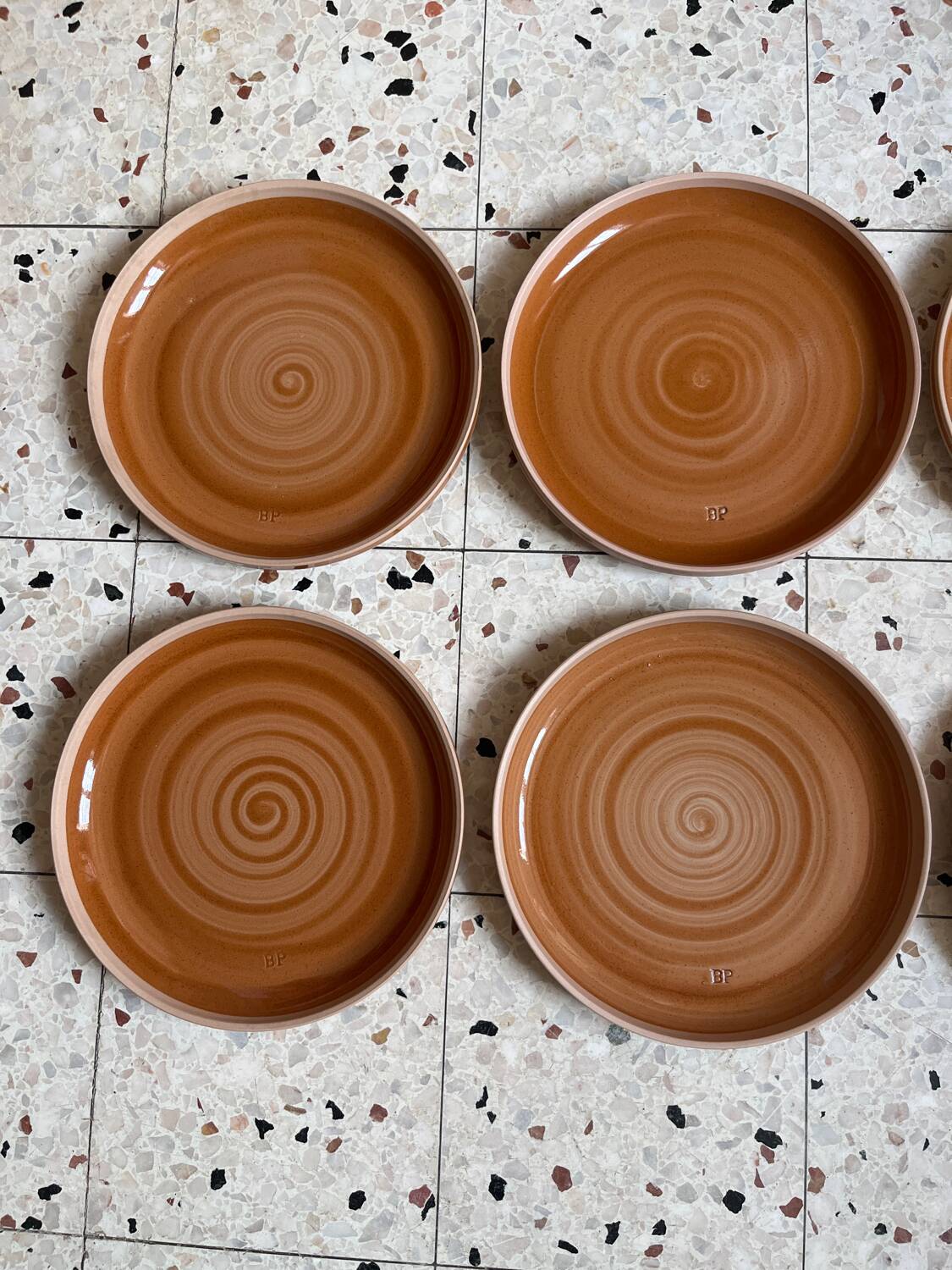 6 assiettes plates en grès
