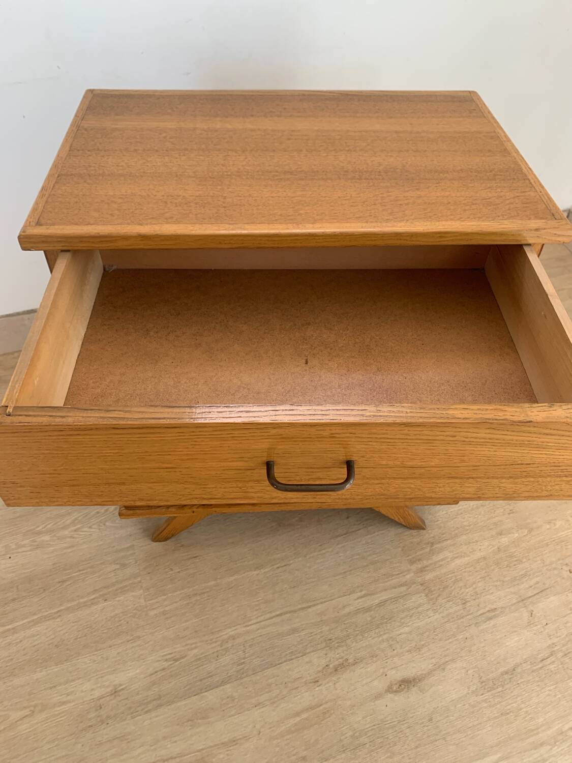 Commode pieds compas