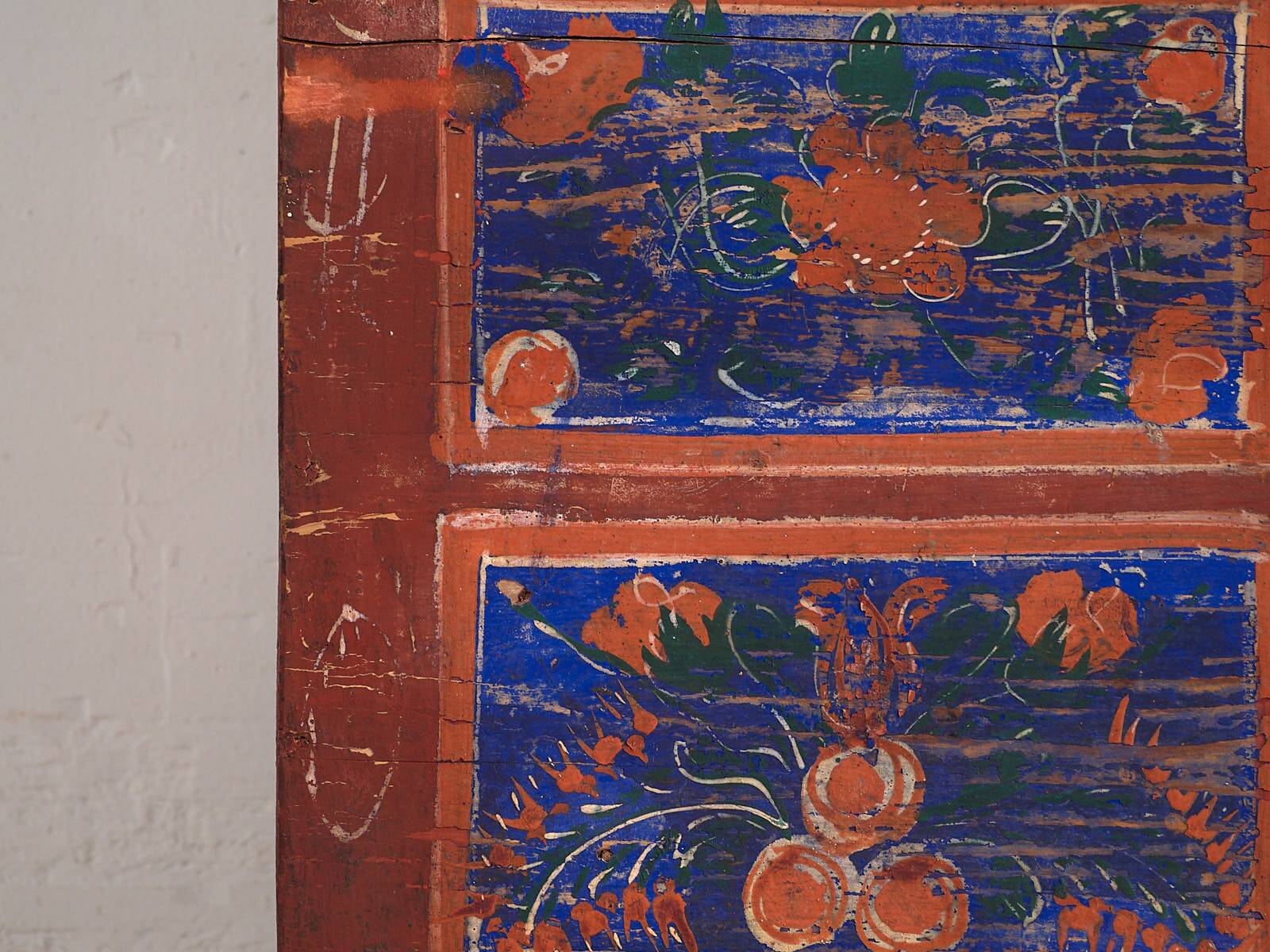 Antique hand-painted chest with floral motifs (1907) #100