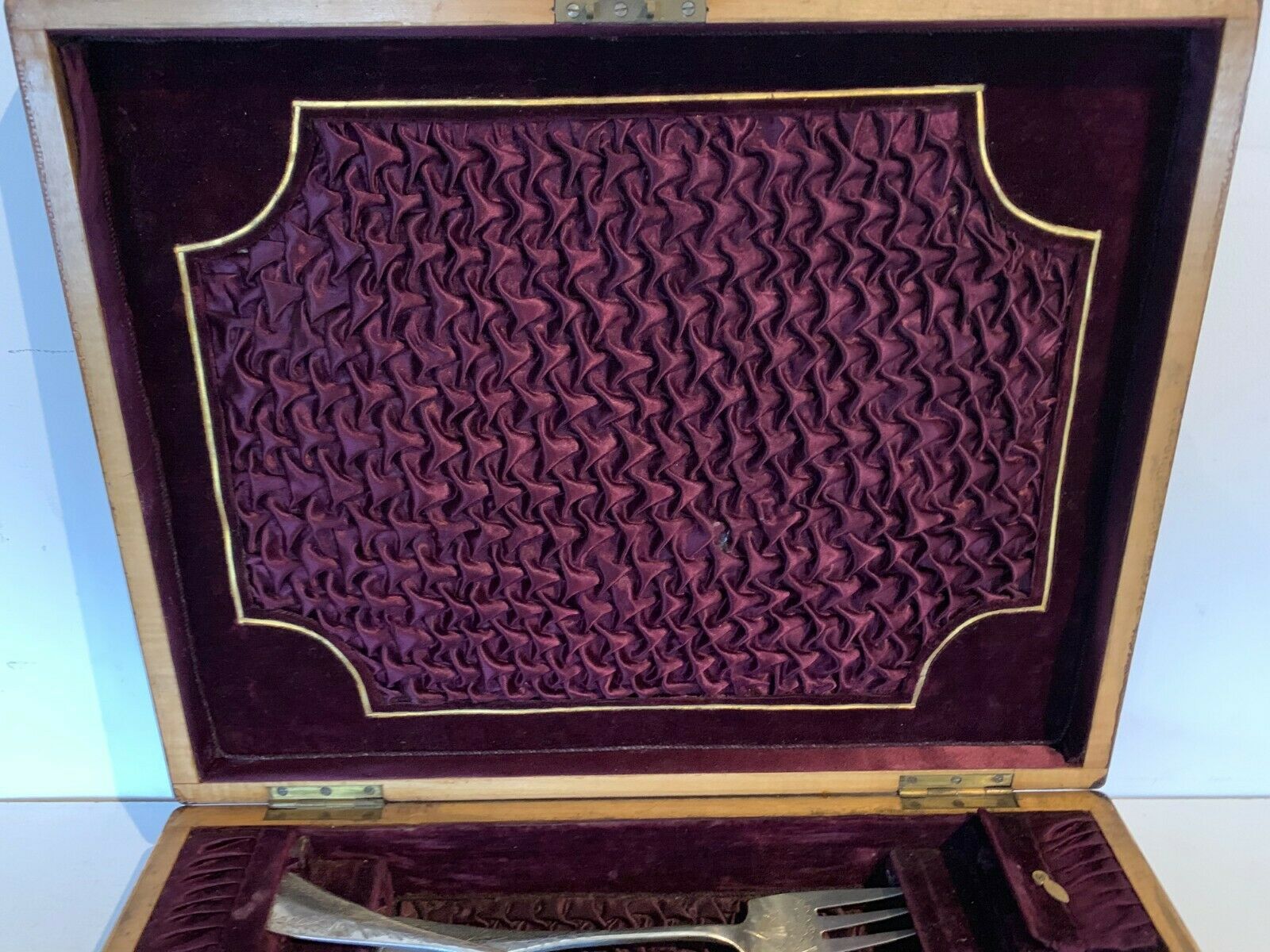 Fish service wooden blond mahogany box