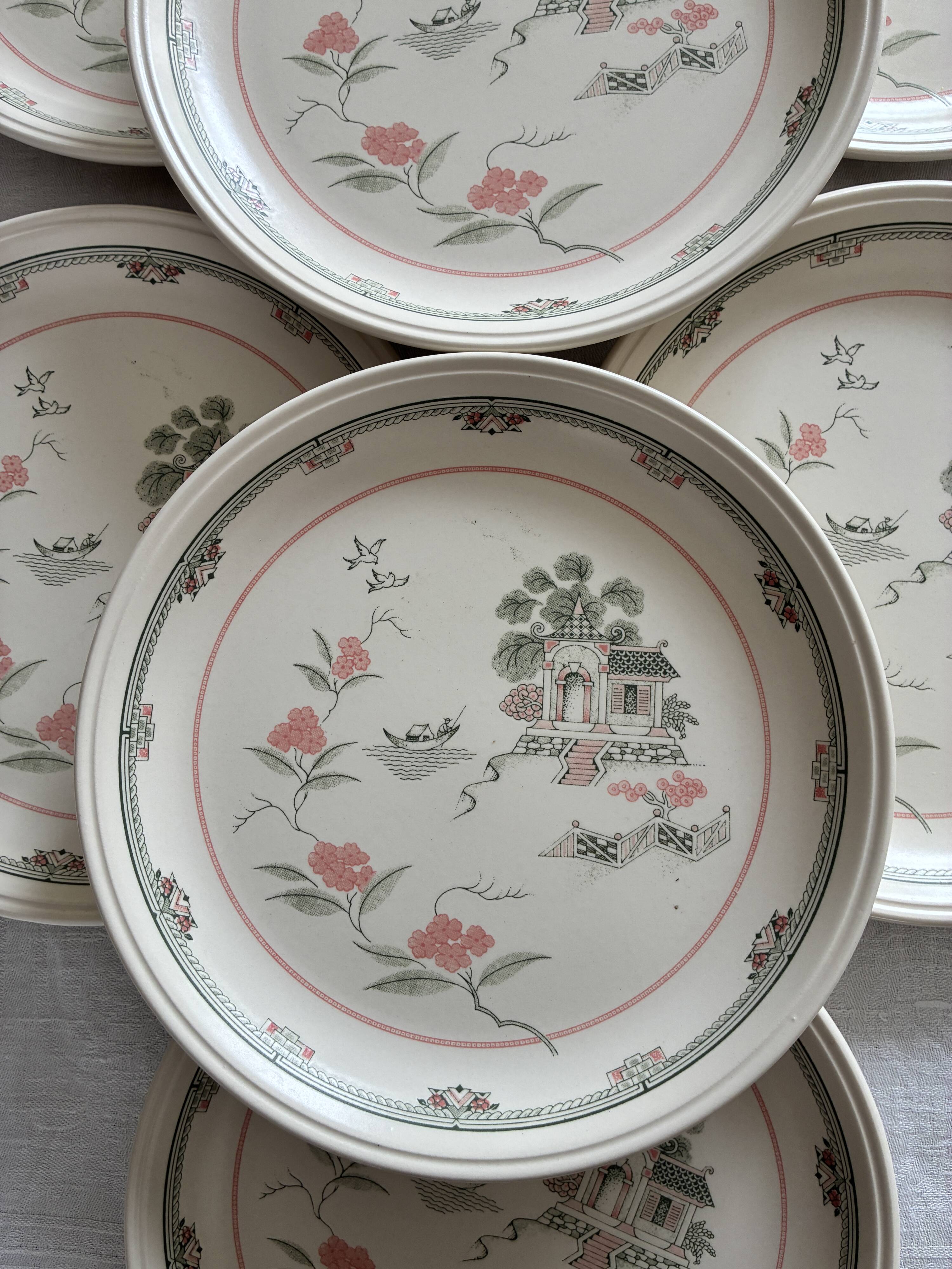 Lot of 7 flat plates with Japanese inspiration.