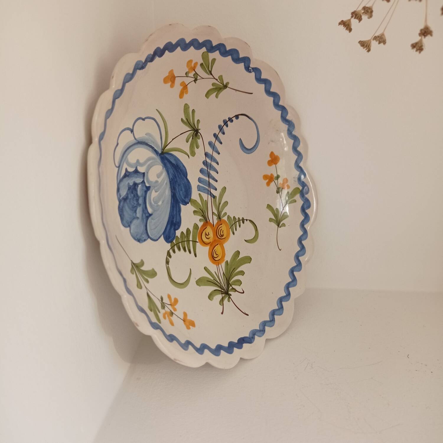 Scalloped decorative plate