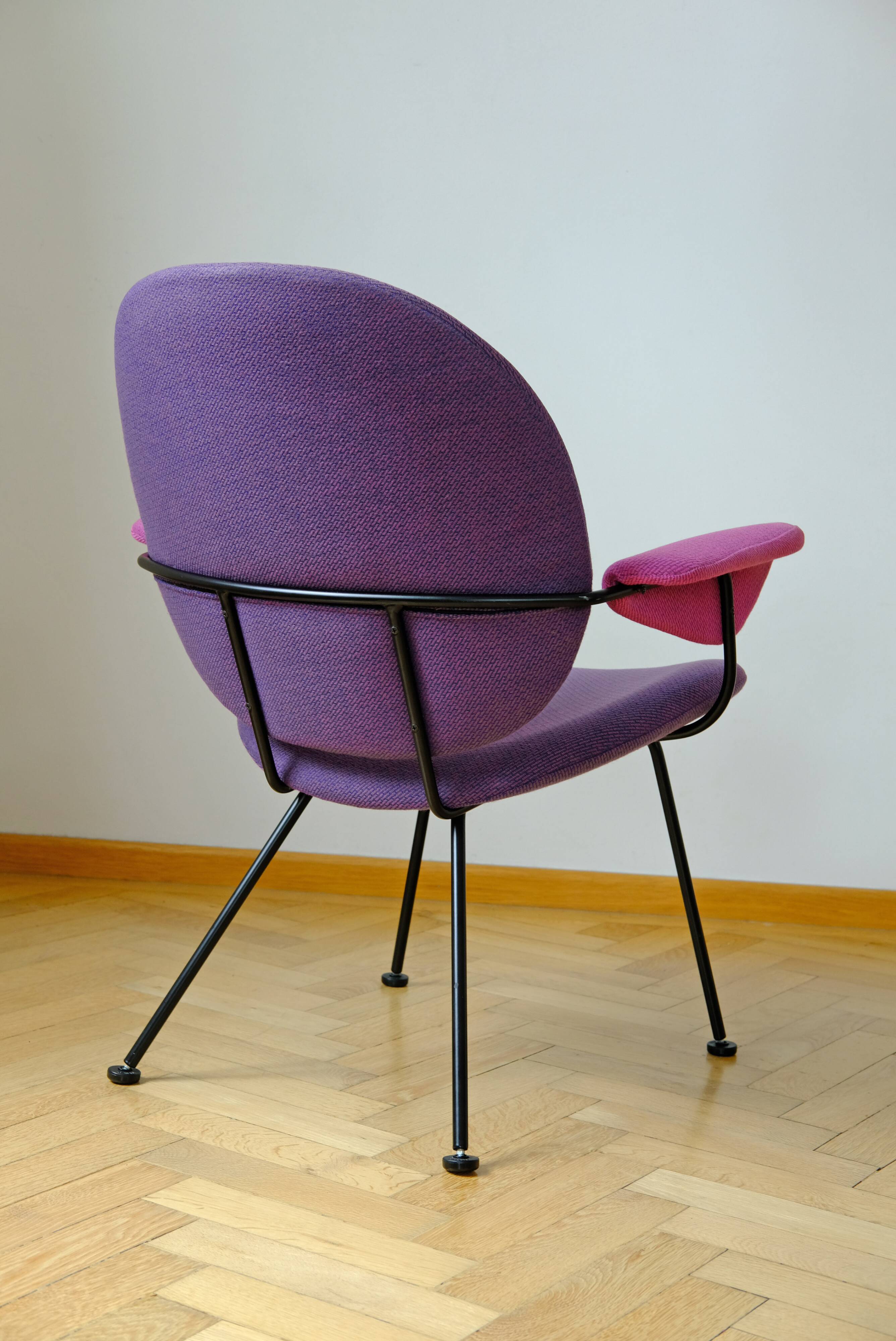 302 fauteuil, hw gispen pour kembo, forme des années 50 avec des couleurs memphis