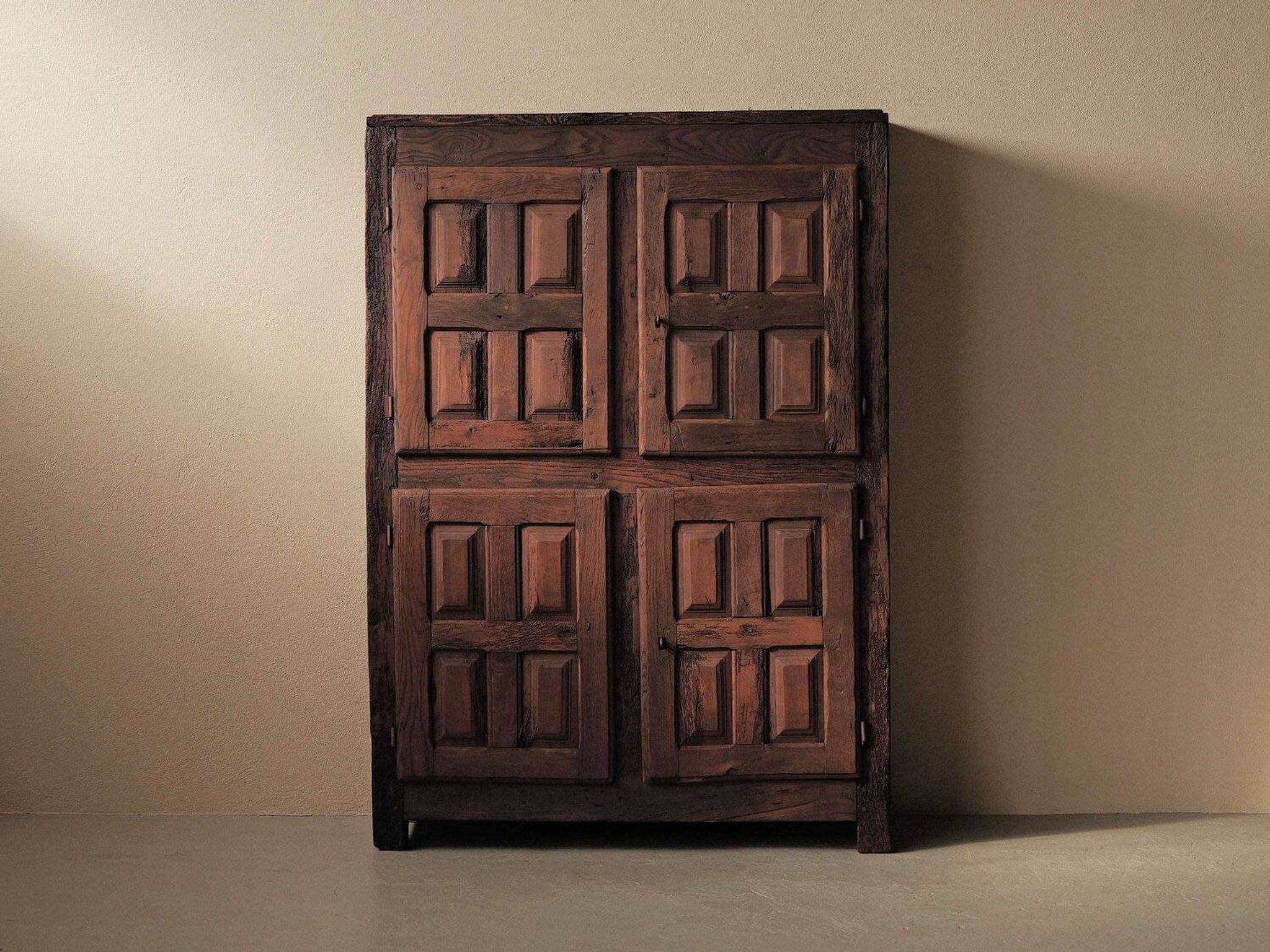 Meuble quatre portes en bois massif, XVIIIᵉ siècle