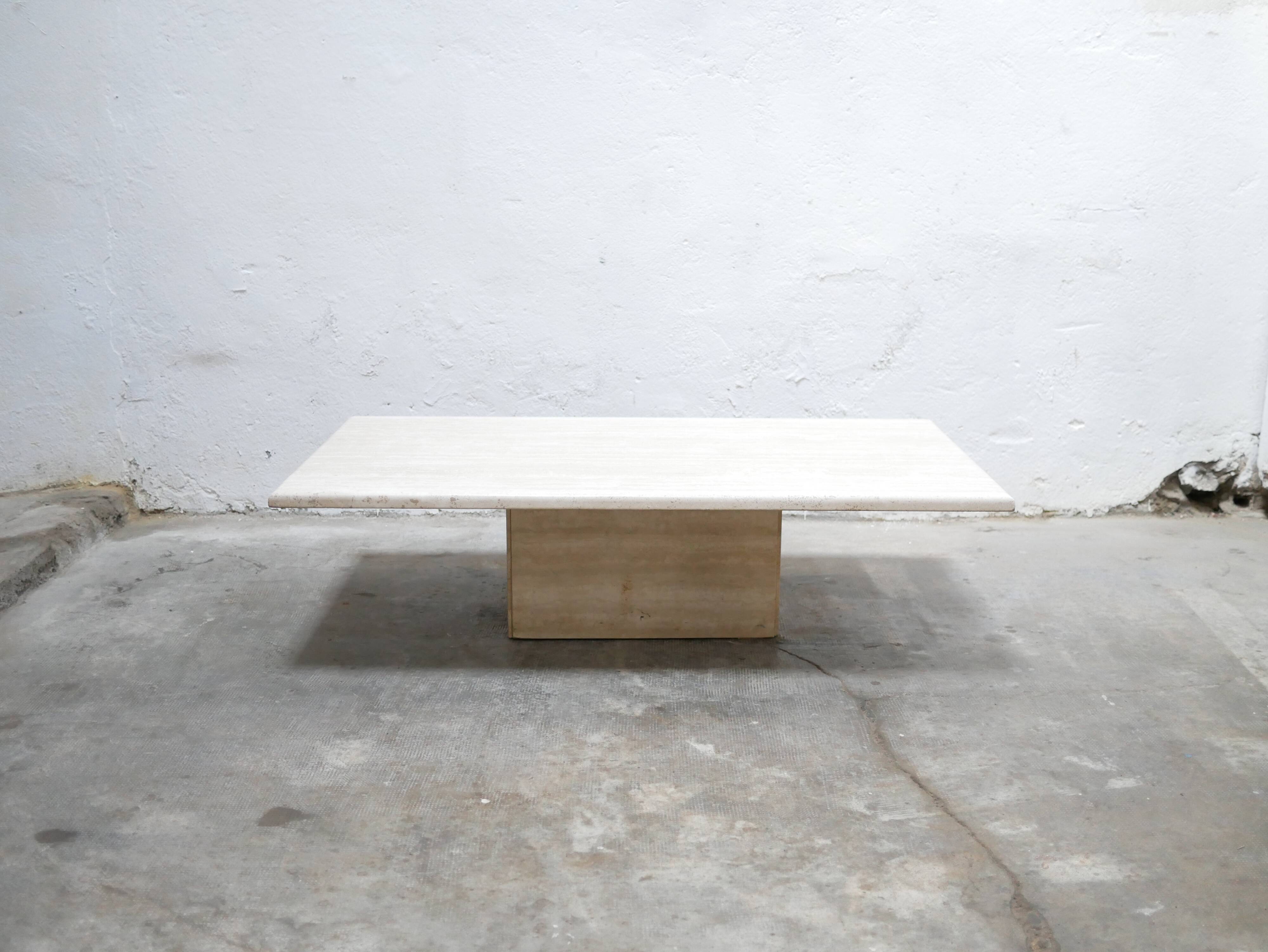 Table basse vintage en travertin