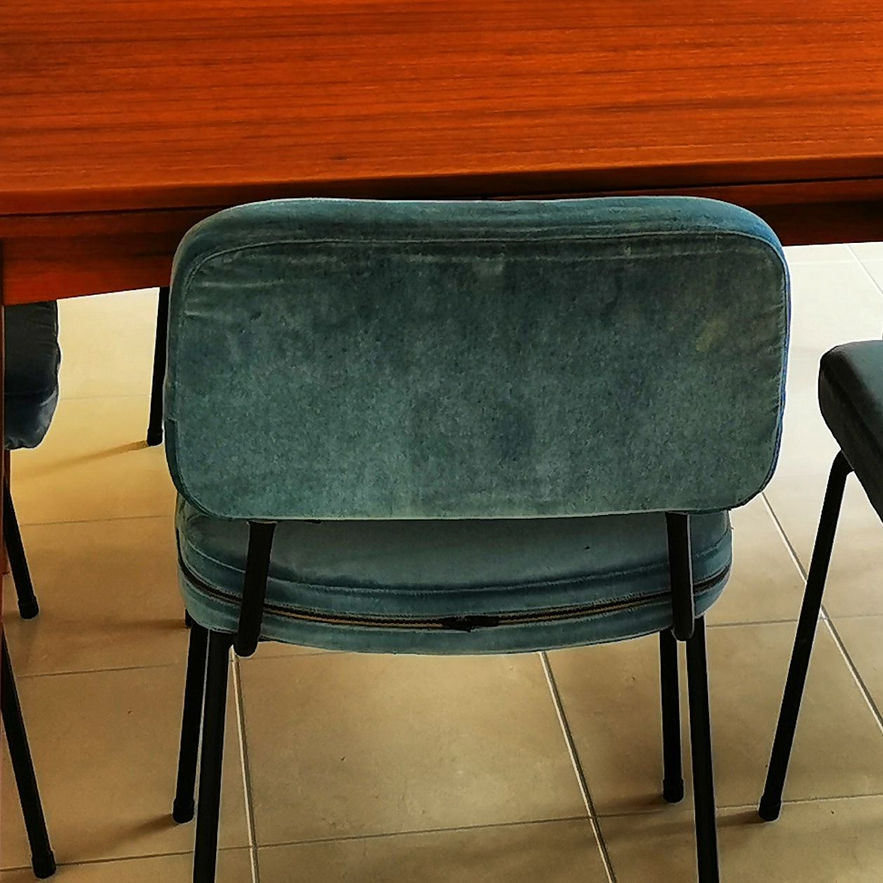 Lot vintage de six chaises moelleuses en velours turquoise
