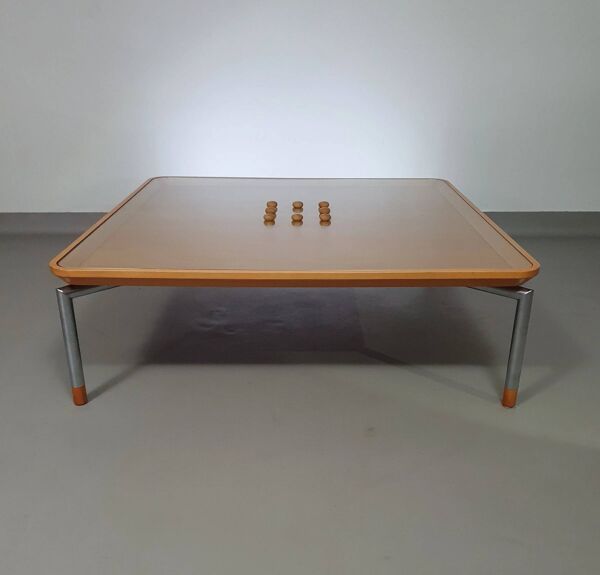 Table basse rare 110 x 110 x hauteur 35 cm avec 8 bouchons en bois/liège dans le plateau en verre.