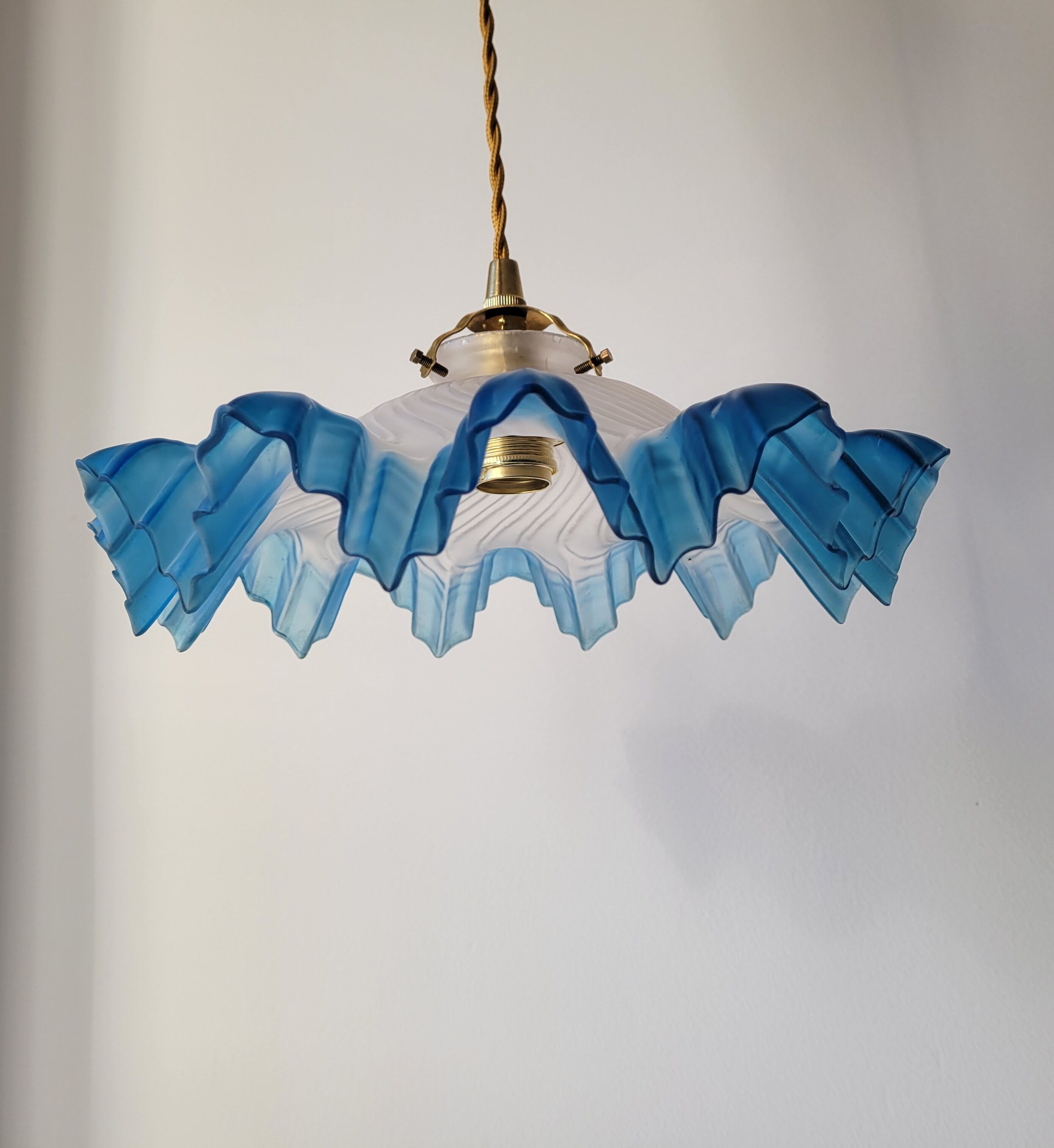 Blue opaline suspension