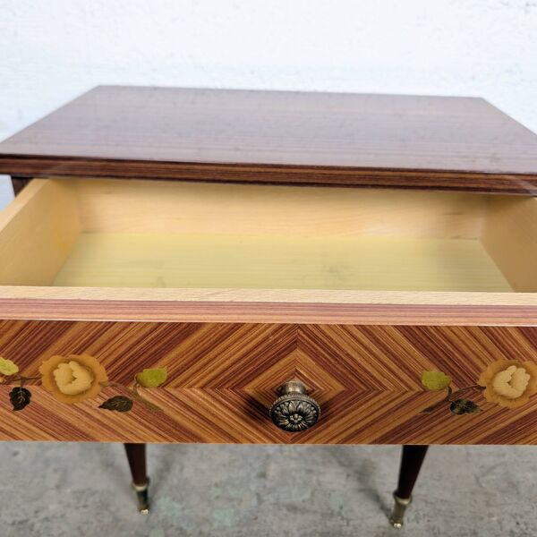 Table de chevet marqueterie fleurie et laiton