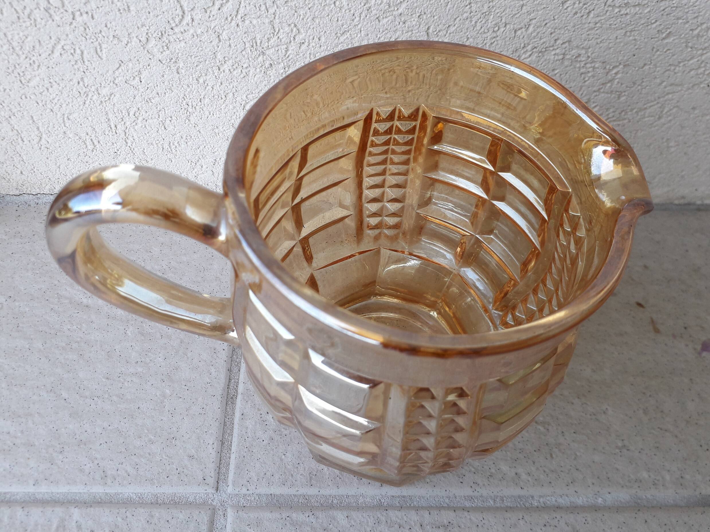 Pichet en verre irisé
