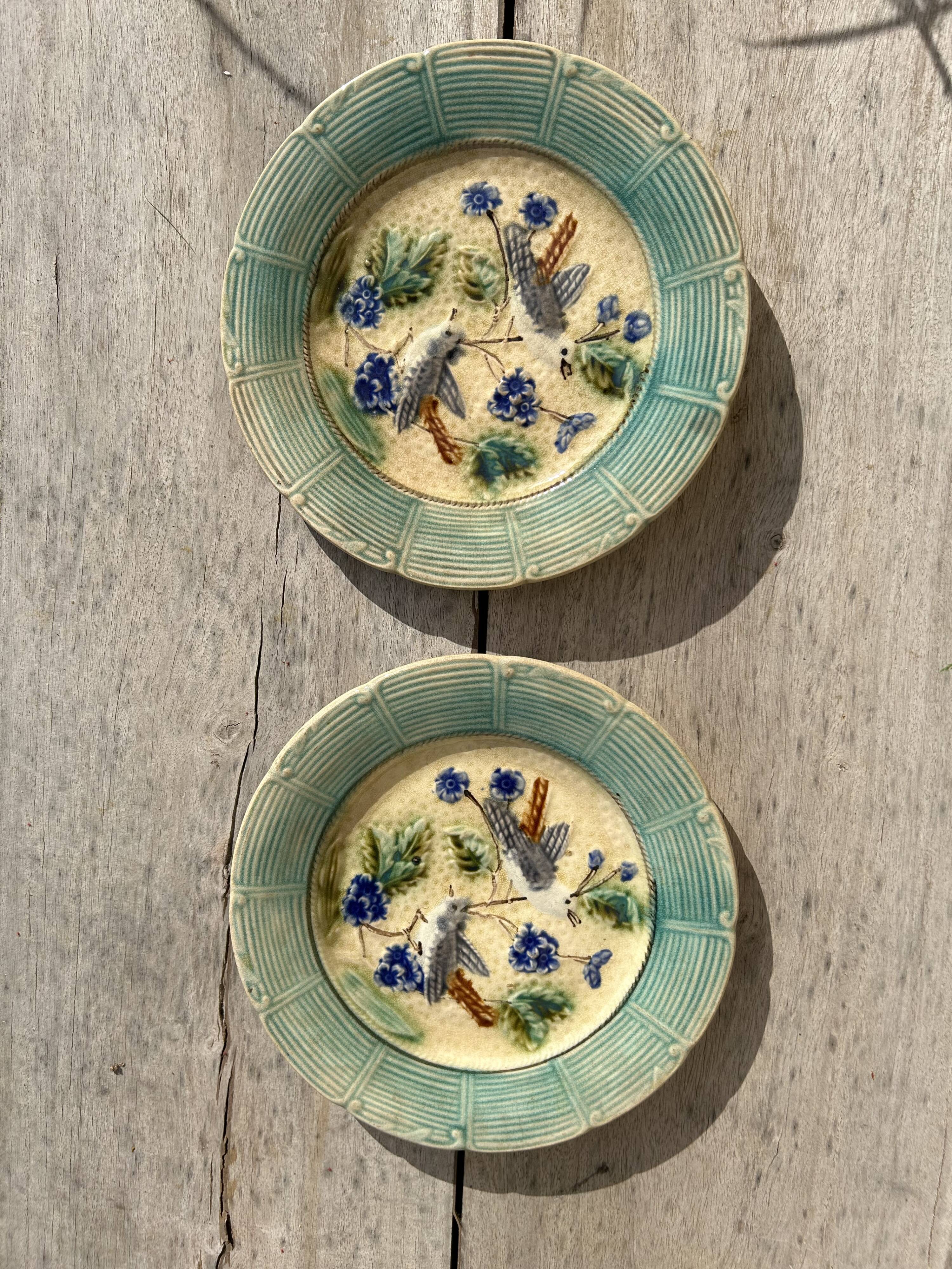 Assiette à dessert en barbotine fin XIXème  décor oiseaux