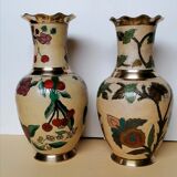 Paire de vases en laiton émaillé