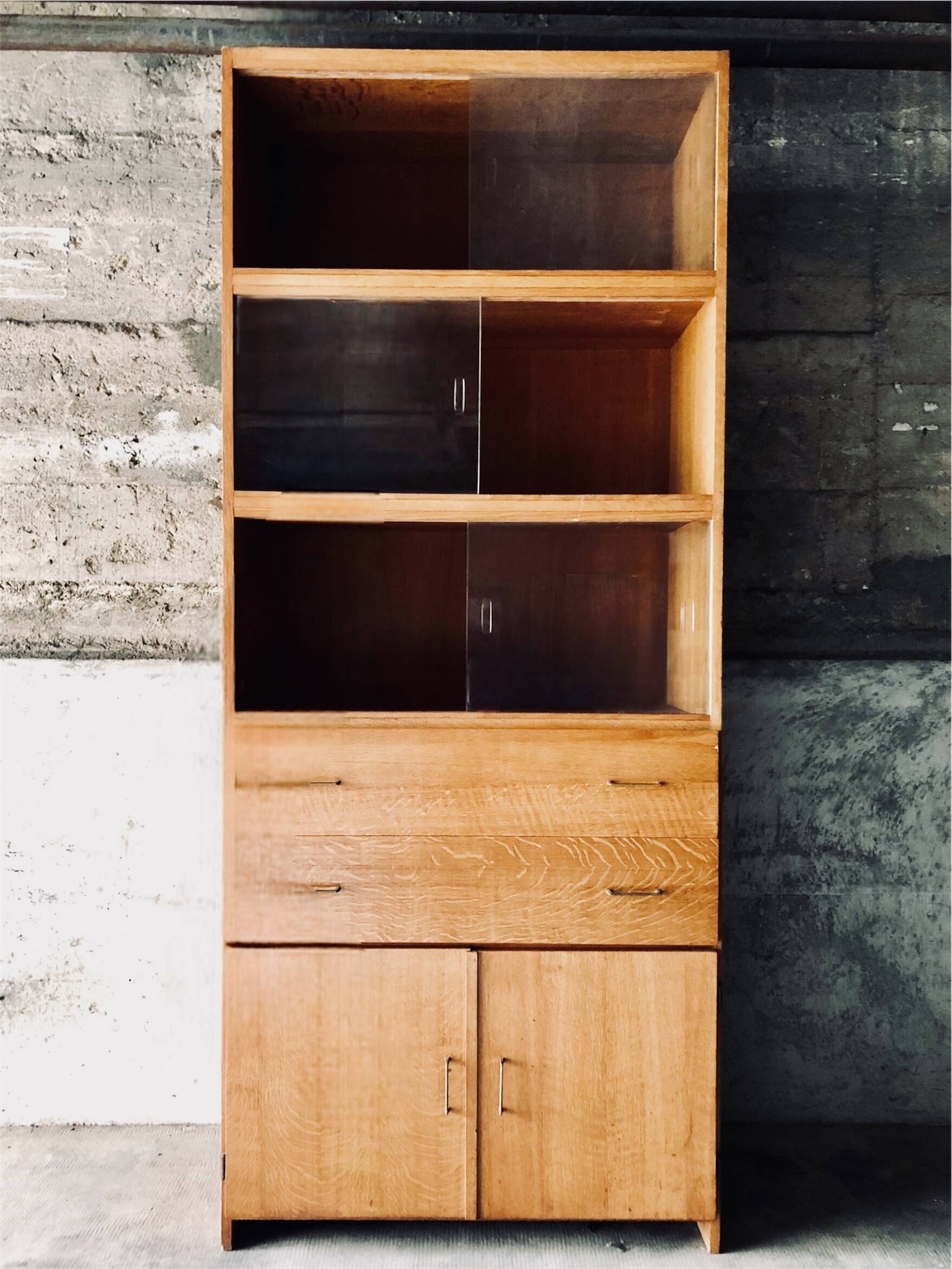 Display cabinet in Modernist style / mid-20th century