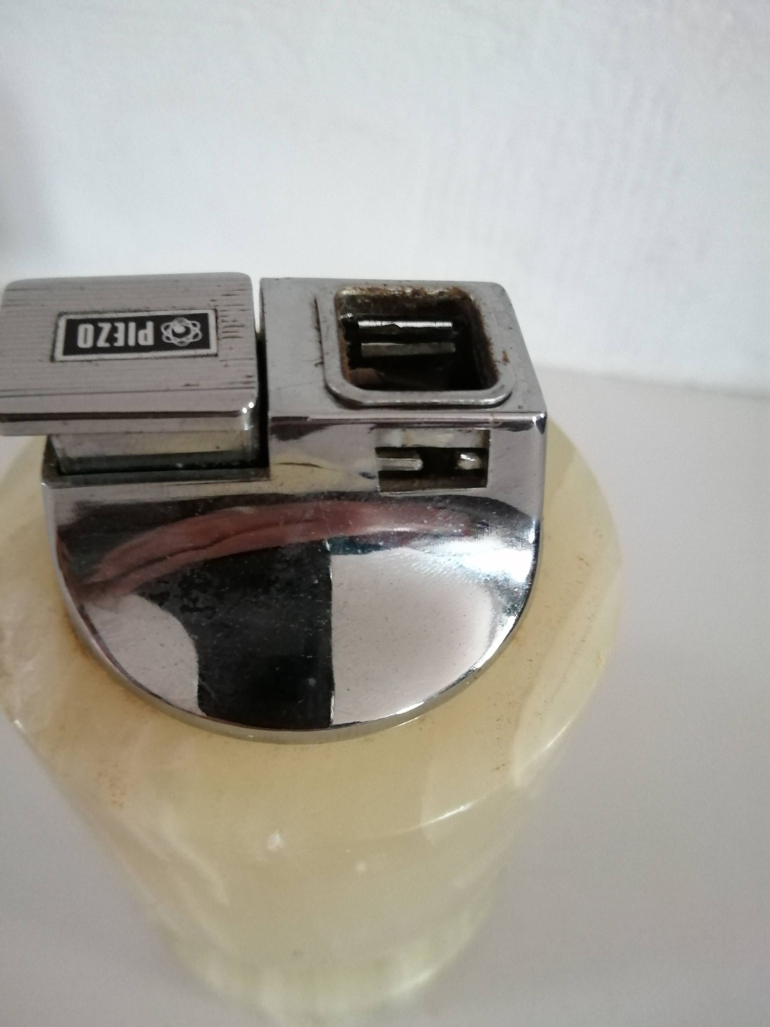 Briquet de table piezo onyx et métal doré, kogen 1970-1980