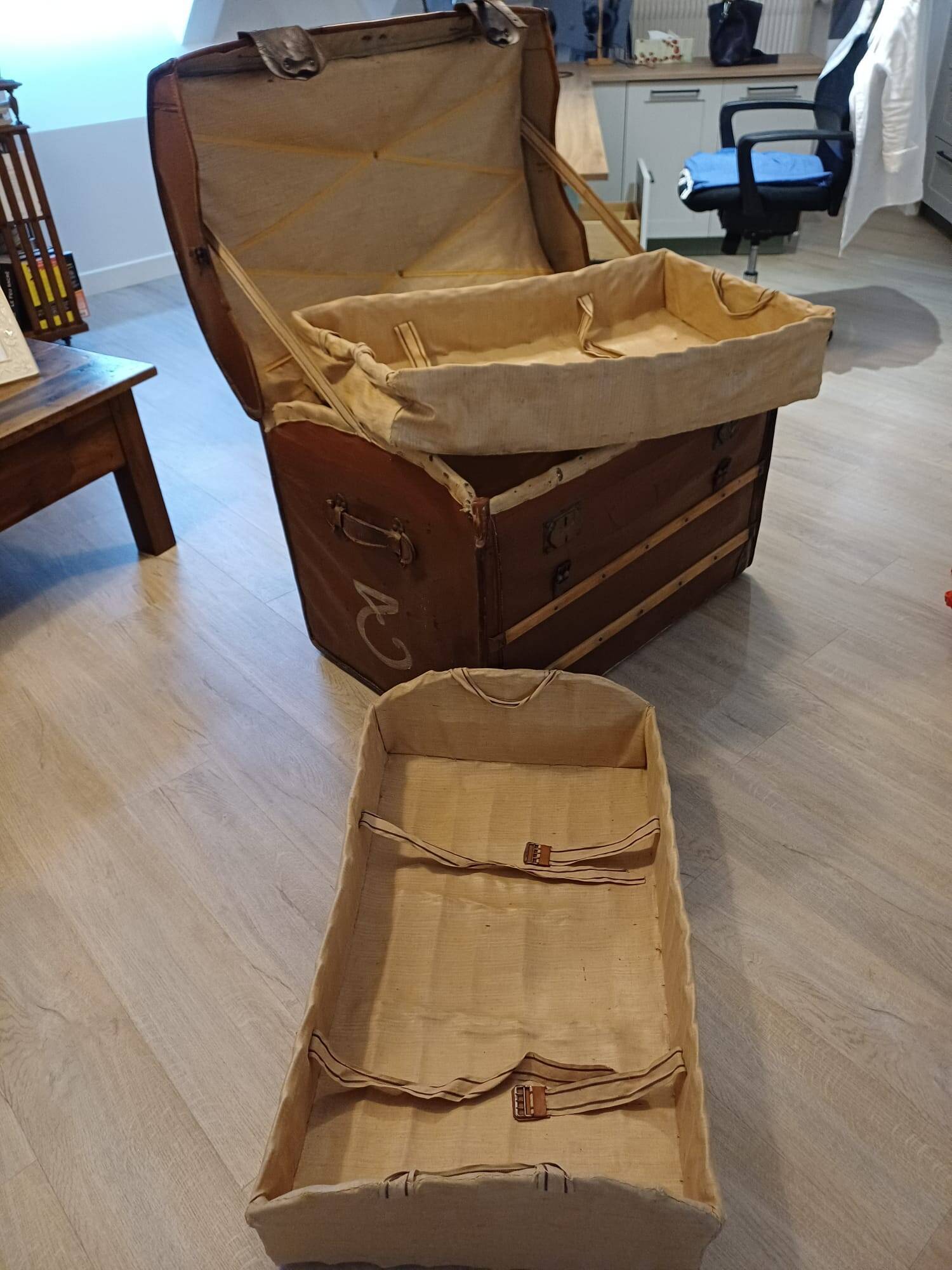 Semi-soft travel suitcase