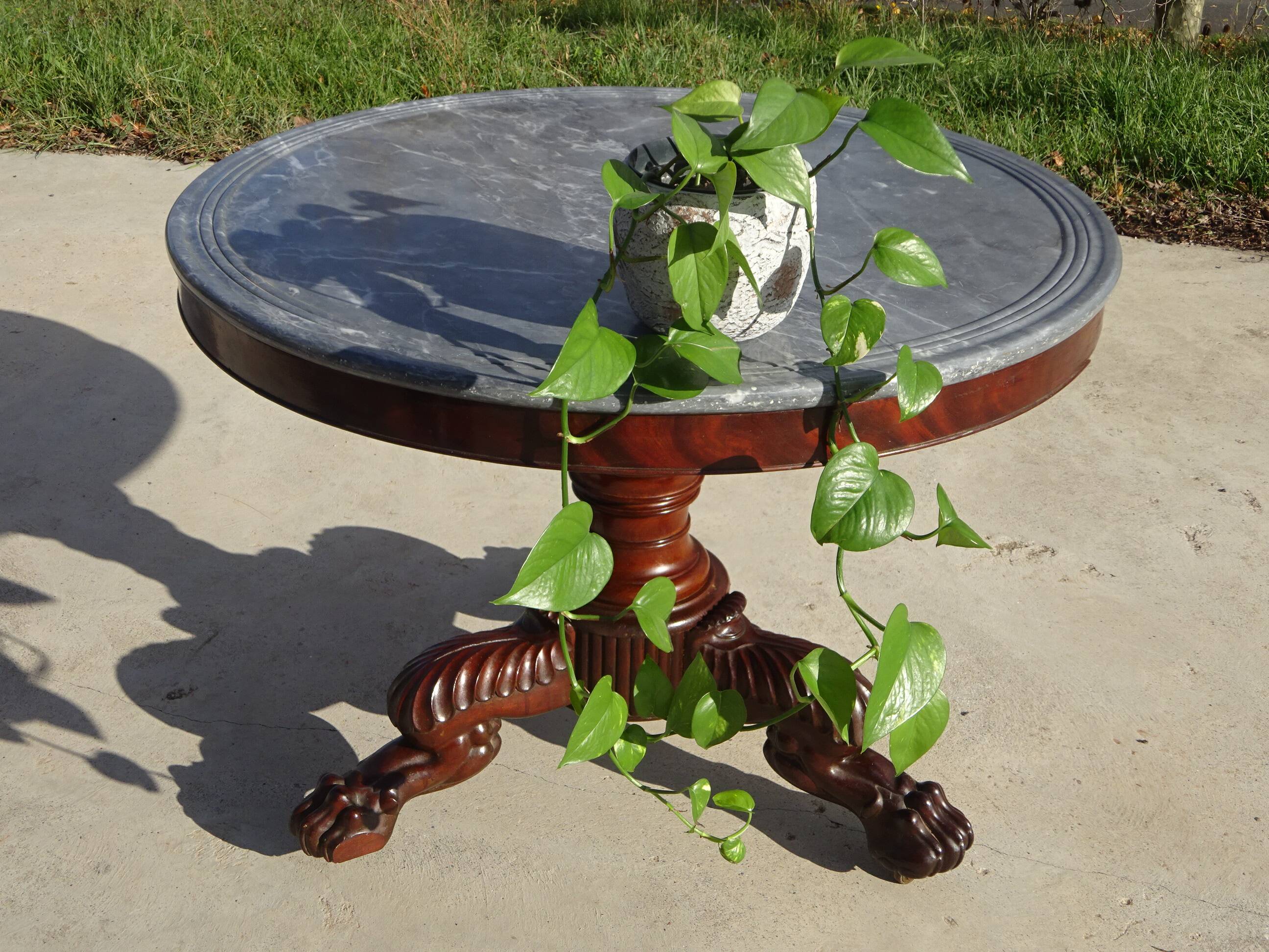 Empire guéridon in mahogany and marble, revolving top.