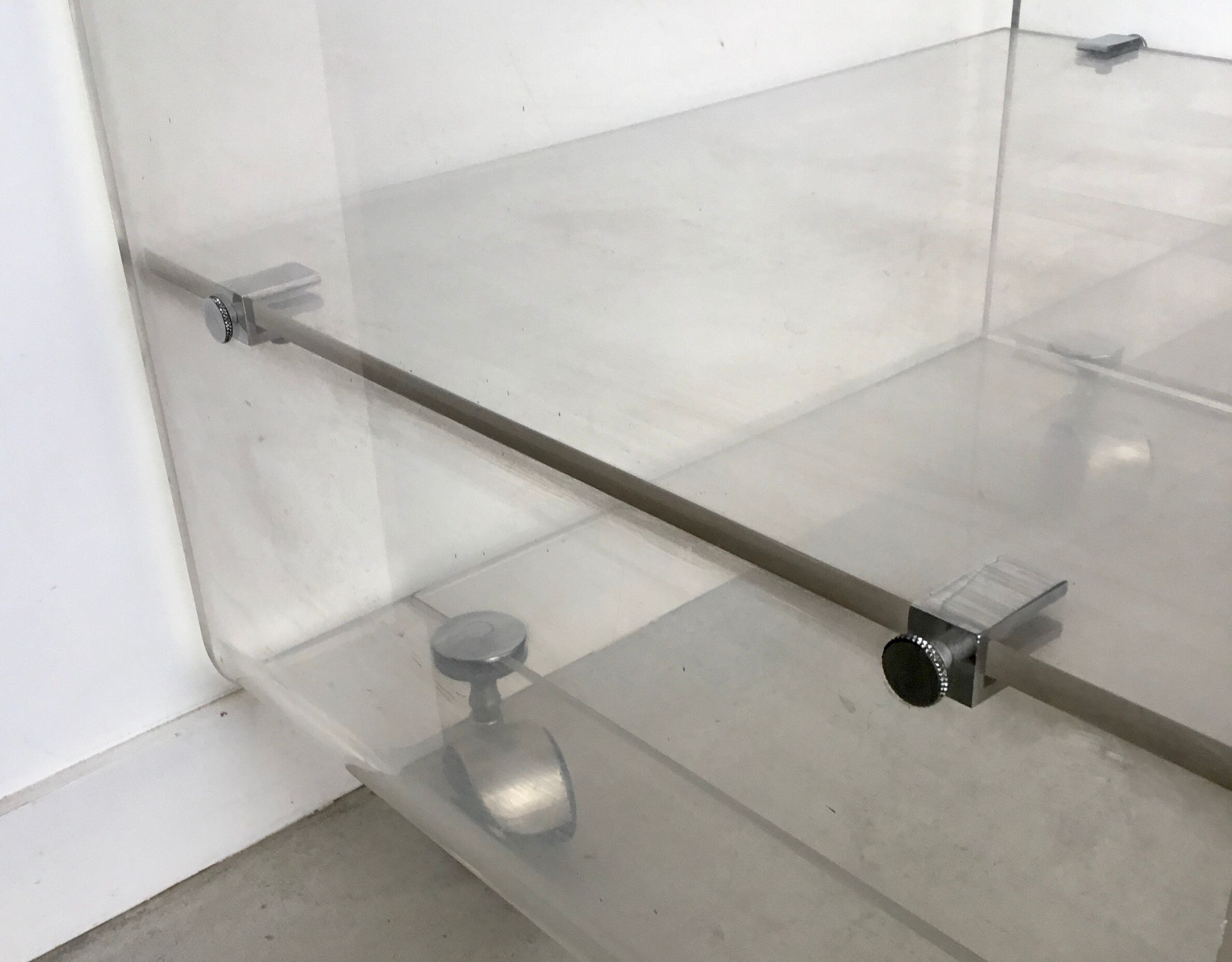 Hifi or tv furniture in plexiglass with wheels - design 1970 space-age