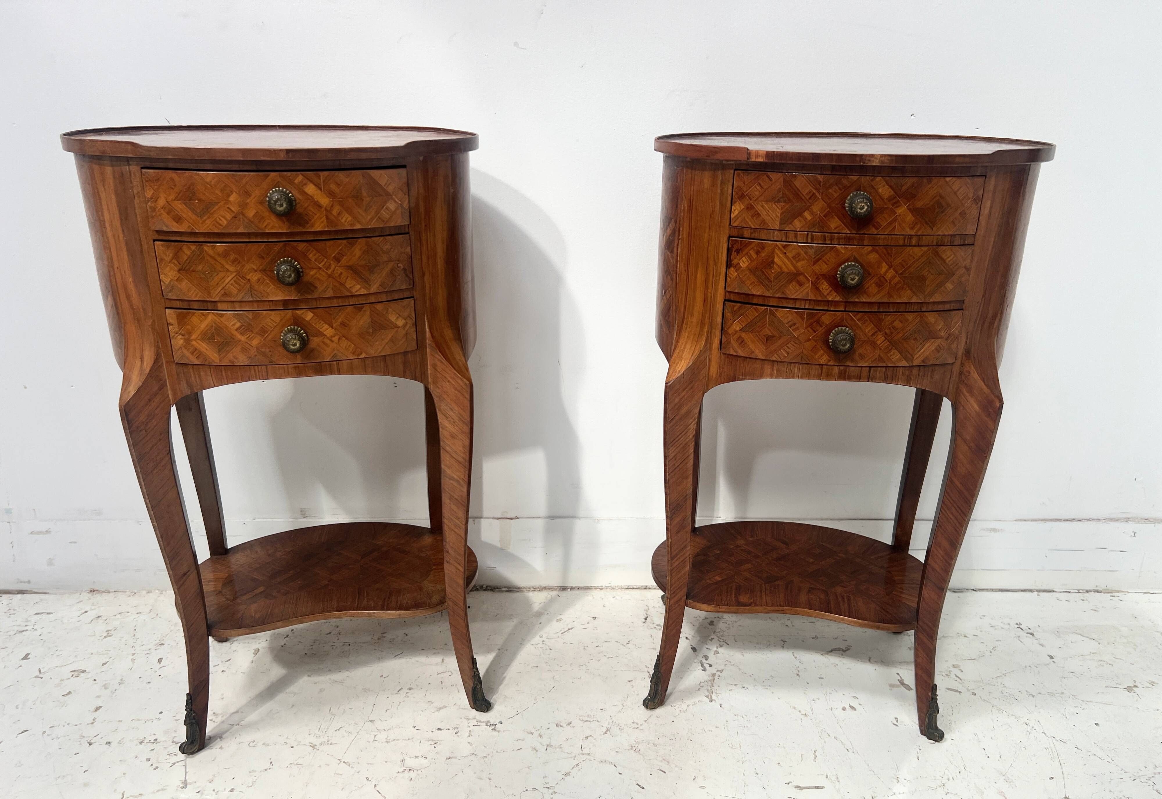 Pair of small kidney-shaped commodes in marquetry veneer, 20th century.