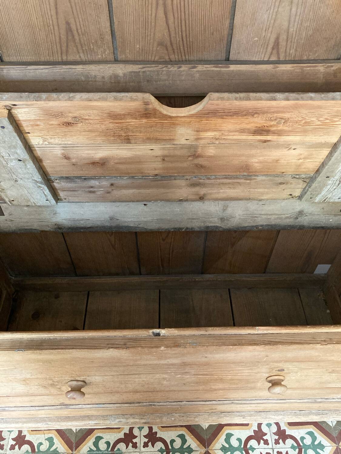 Armoire en bois brut massif