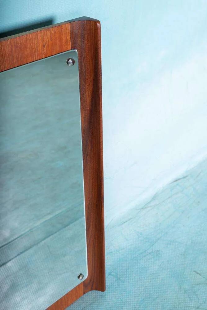 Minimalist Scandinavian mirror in teak with a vintage design.
