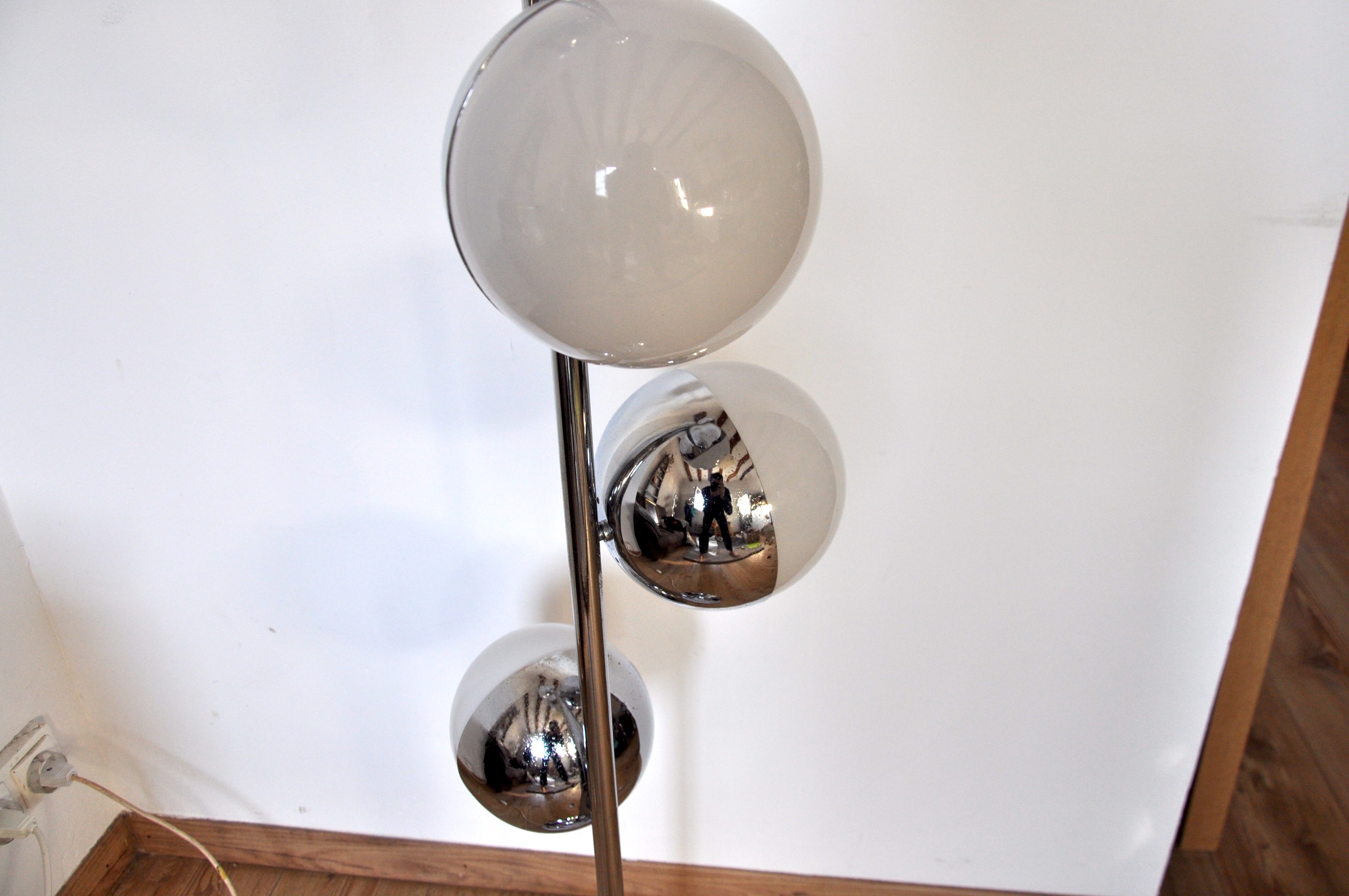 Lampadaire spirale chromé, design 70