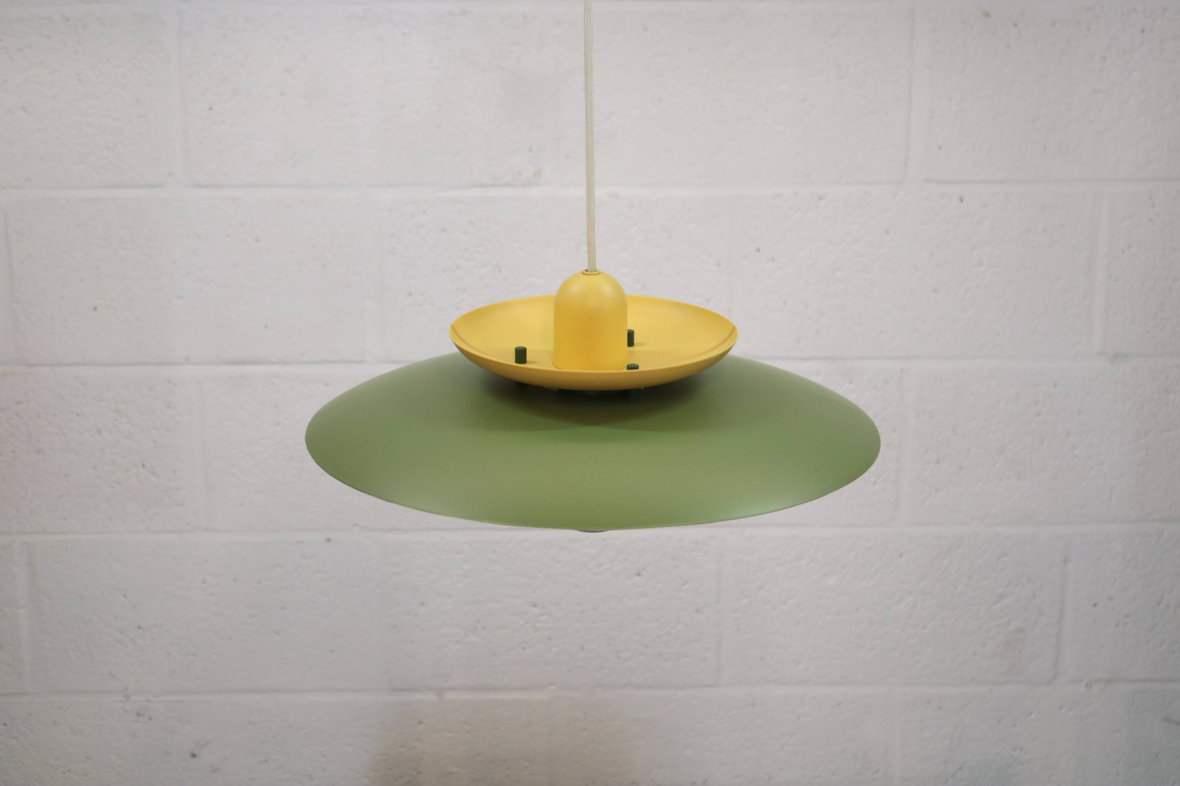 Lampe suspendue laquée verte vintage - Danemark 1980 -
