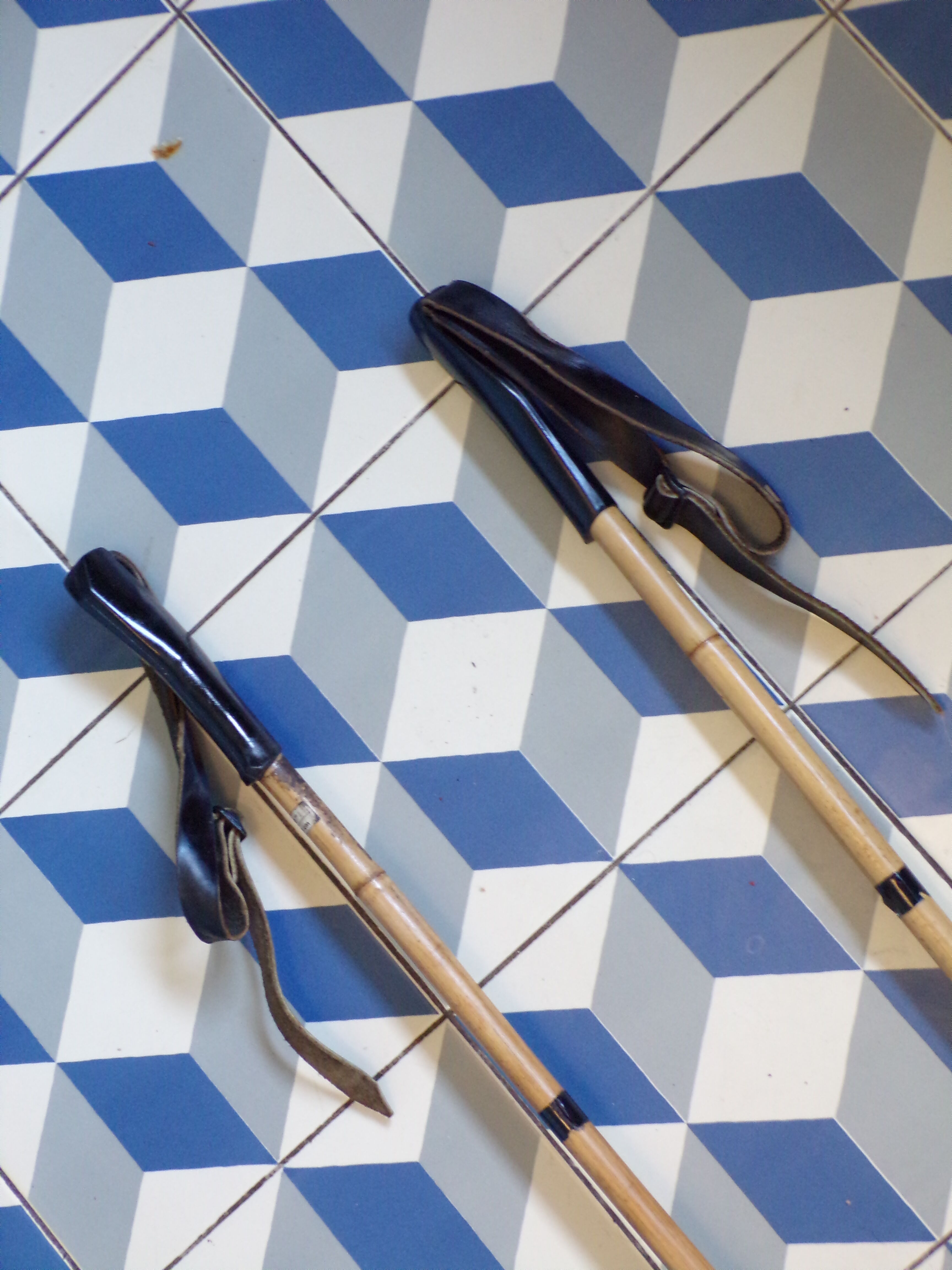 Pair of vintage ski poles in reed 125cm
