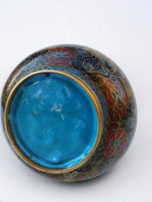 Grand vase balustre en émail cloisonné au décor de pivoines royales – 23 cm
