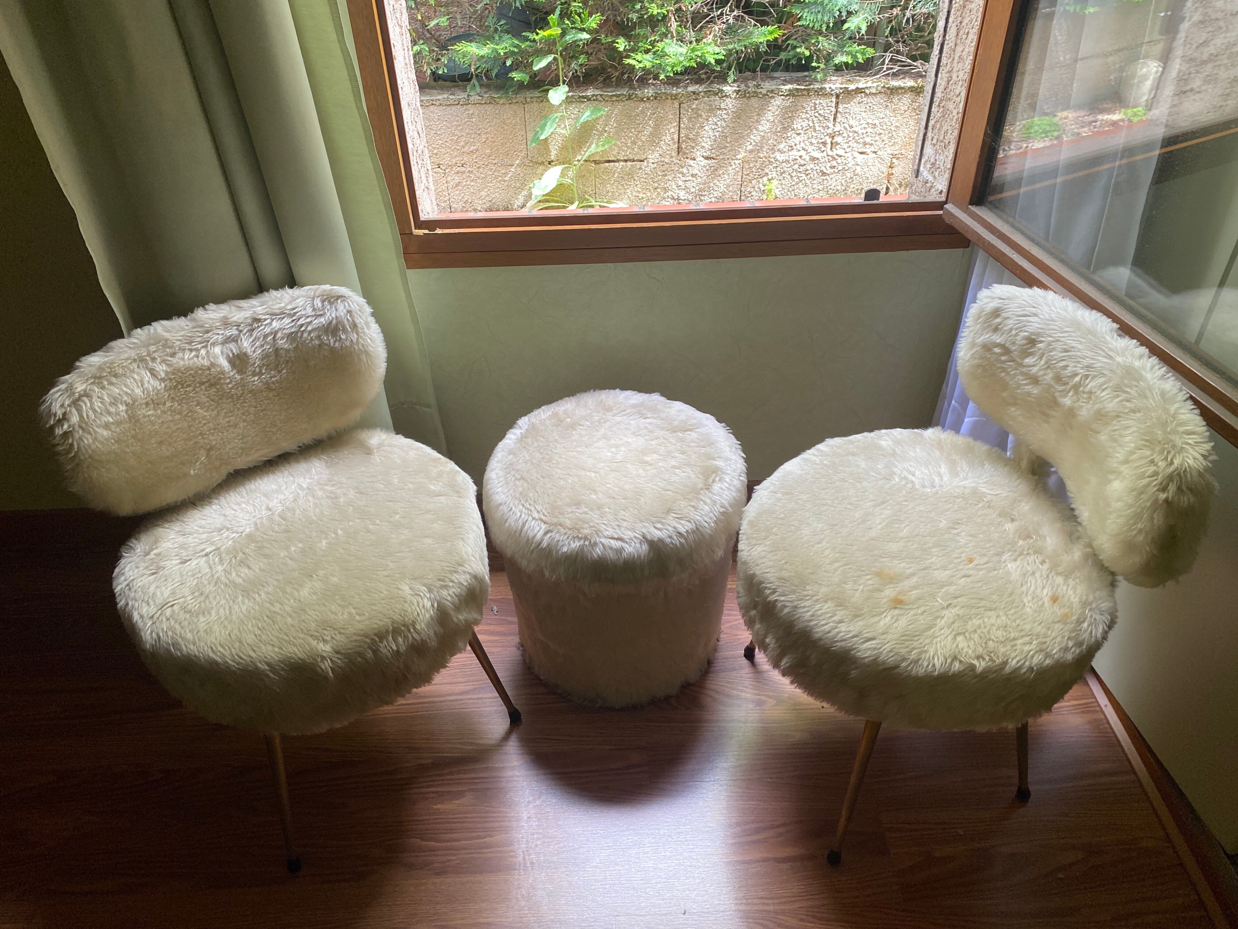 Lot 2 chaises et un pouf Pelfran