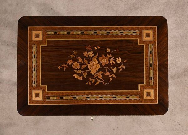 Table de salon en palissandre et loupe d’amboine, style Louis XVI, époque Napoléon III