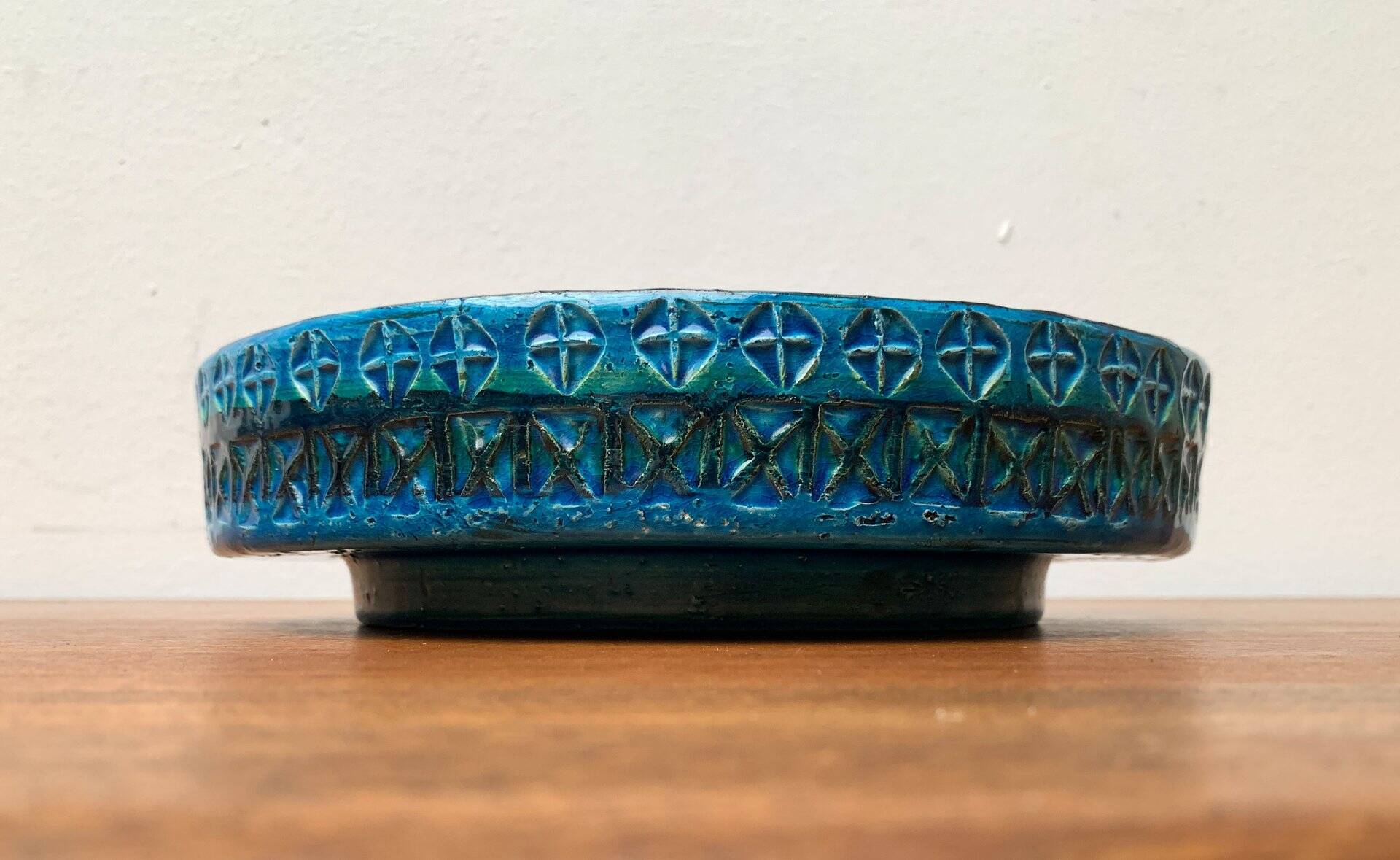 Large bowl in Rimini Blu pottery in mid-century style by Aldo Londi for Bitossi, Italy, 1960s.