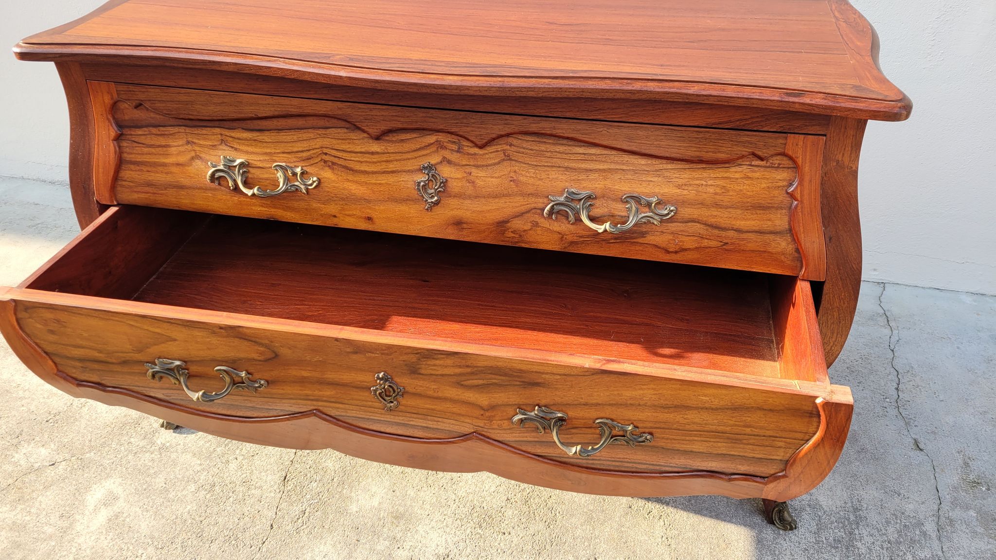 Commode galbée de style Louis xv en acajou