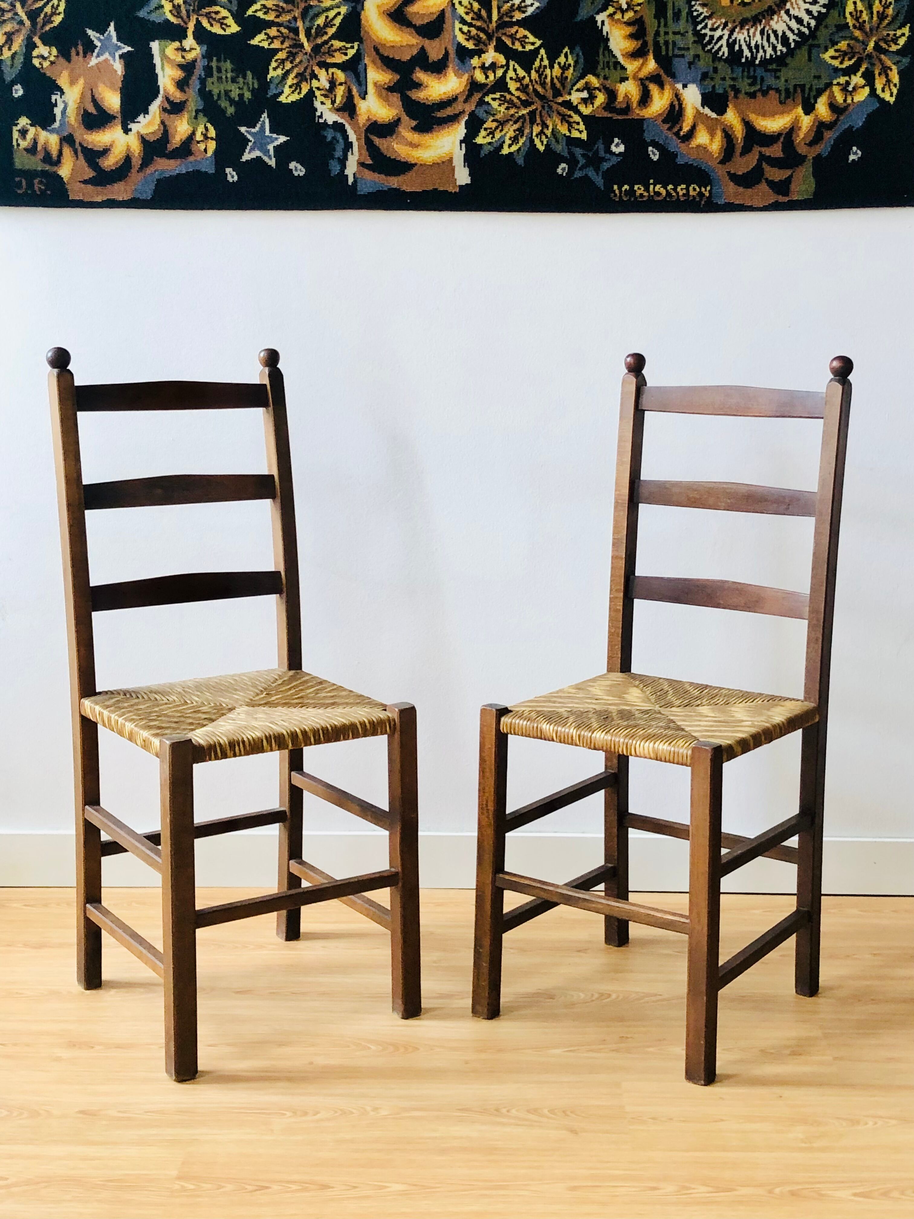 Paire de chaises rustiques en bois et assises paillées