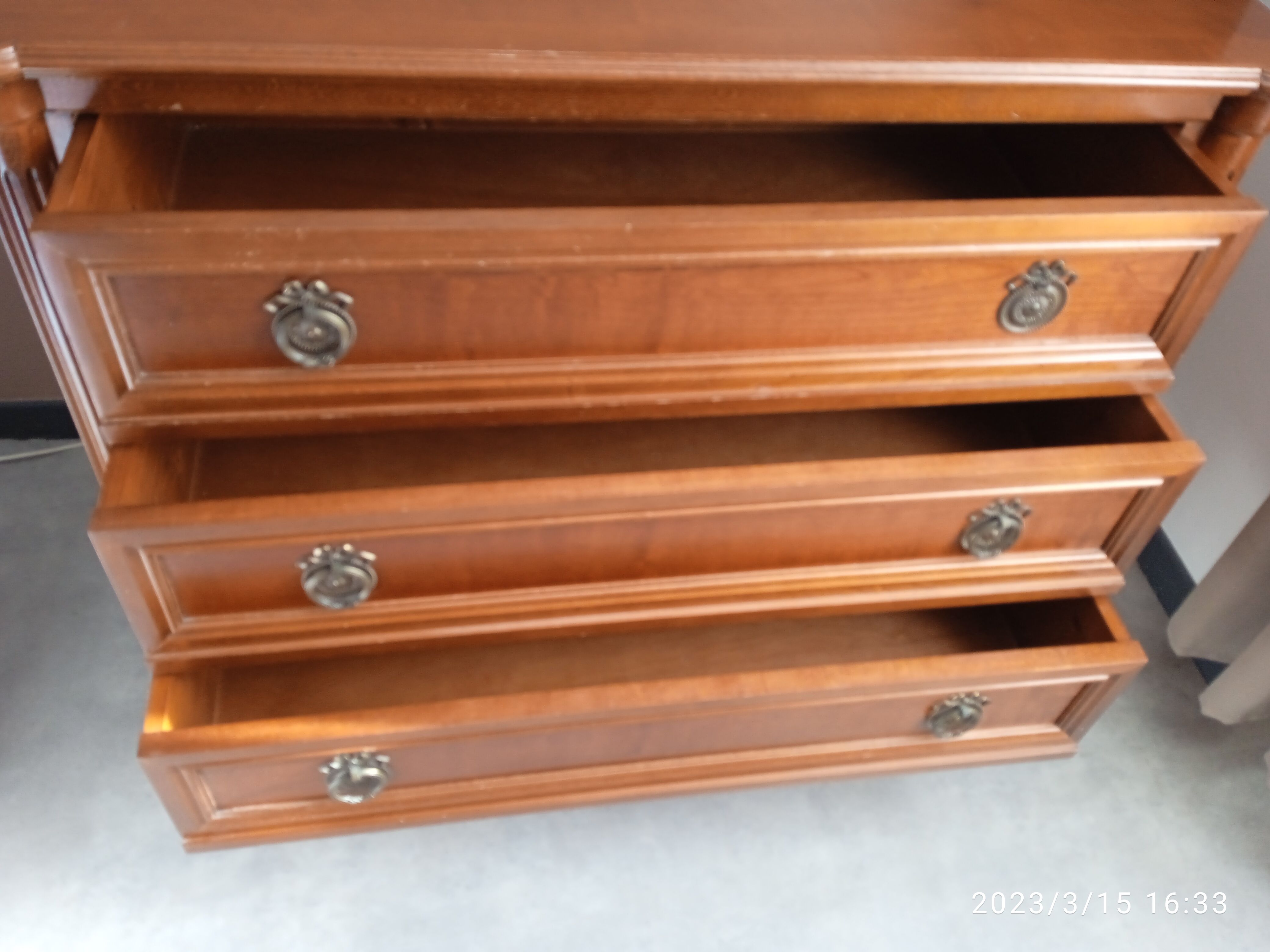 Commode 3 tiroirs de style Louis XVI
