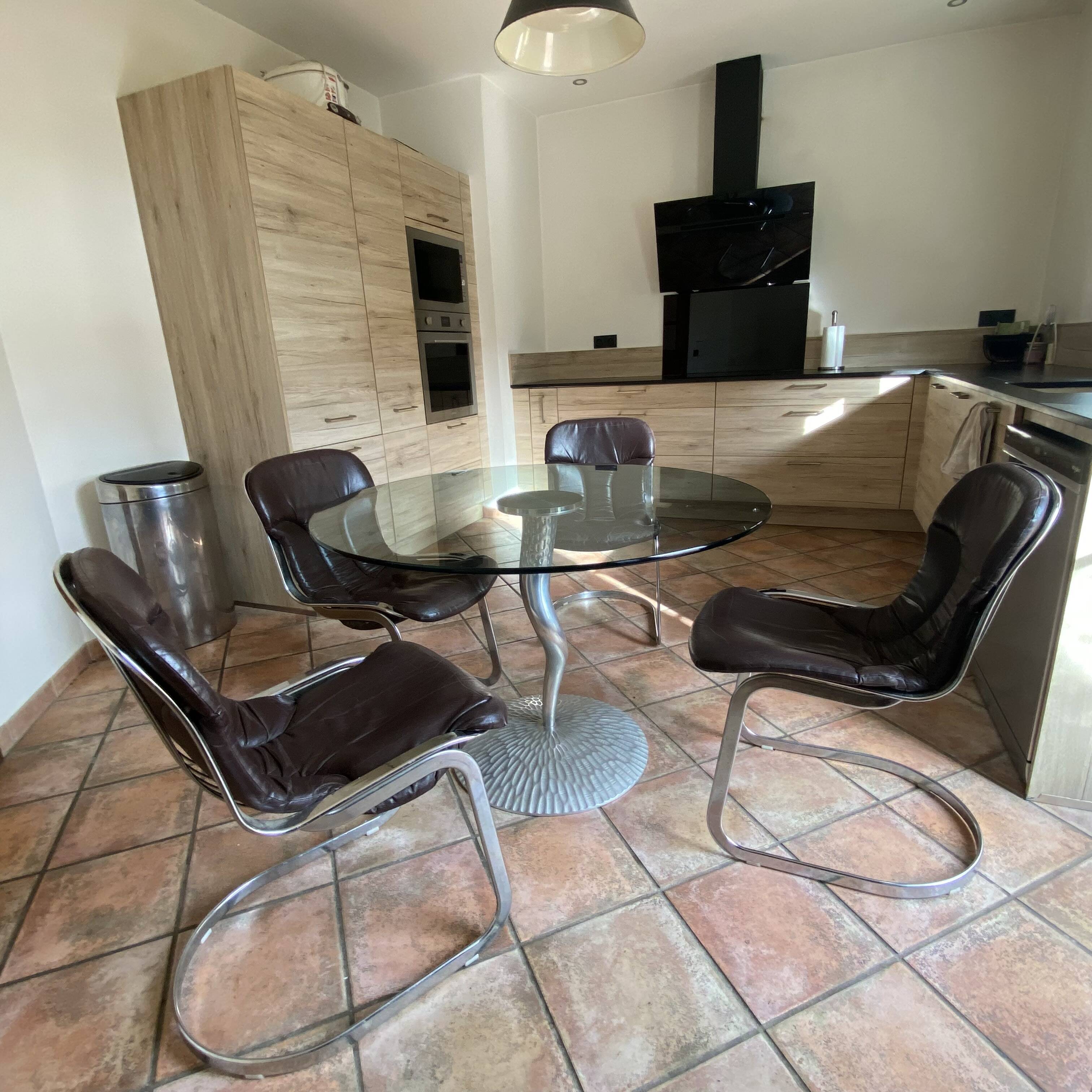 Table bernard dequet for protis. 1980.