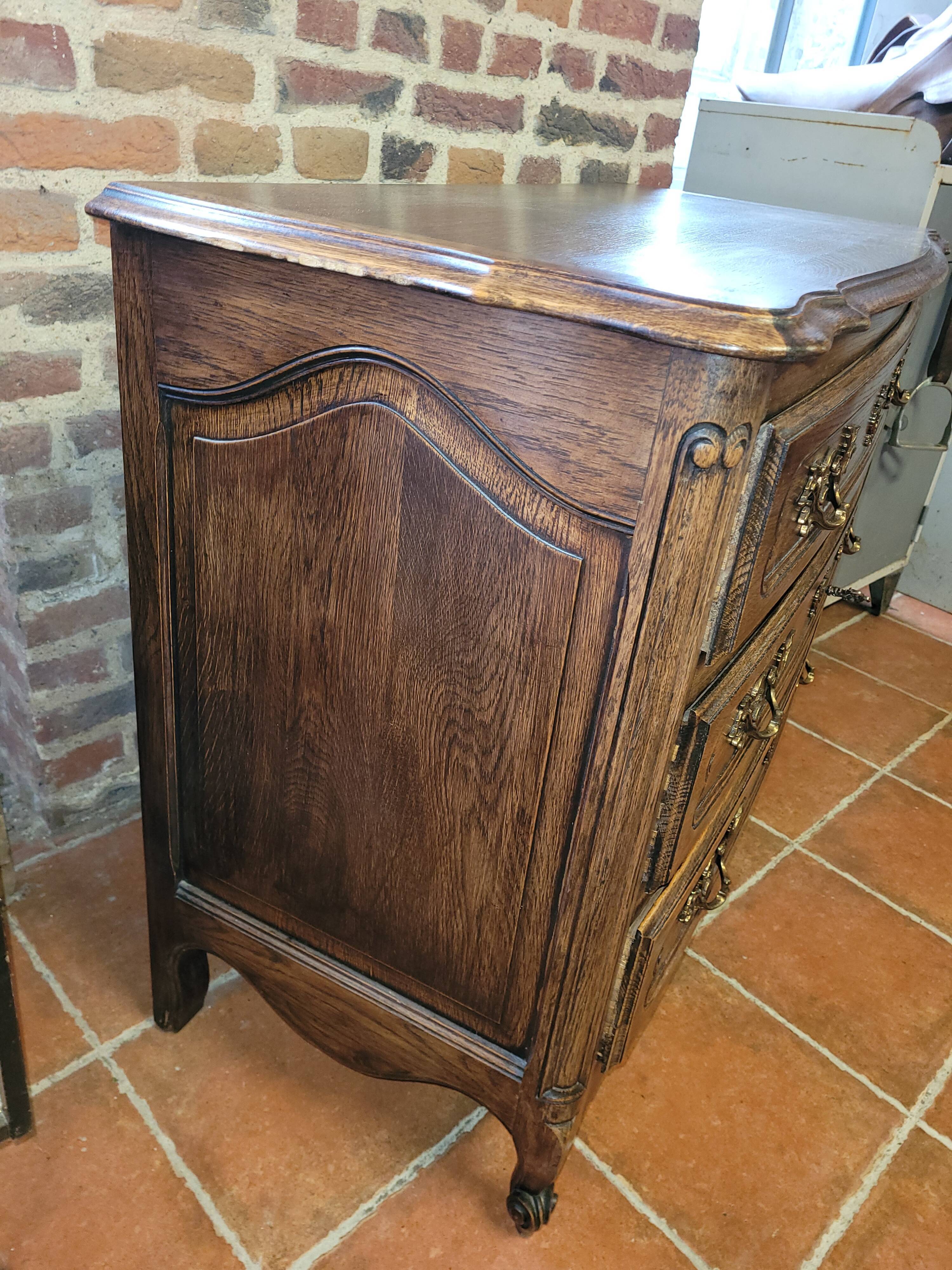 Louis XV style chest of drawers in solid oak